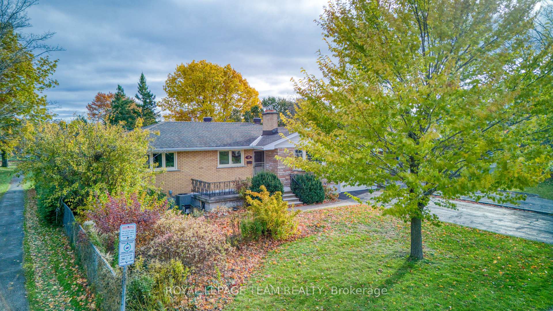 Photo 4 of 12 Oakview Avenue, Ottawa, Meadowlands/Crestview — HOMEH