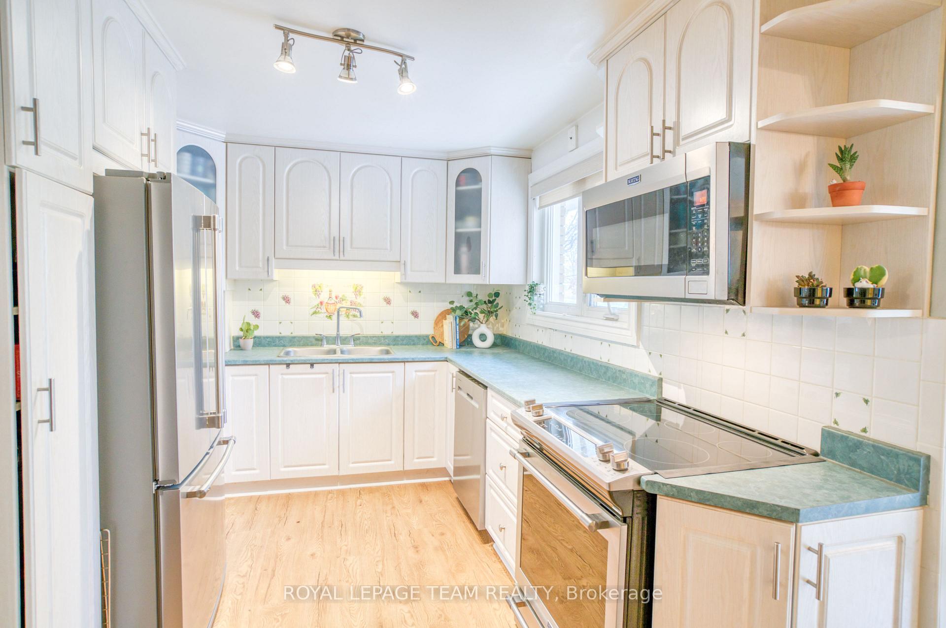 Photo 13 of 12 Oakview Avenue, Ottawa, Meadowlands/Crestview — HOMEH