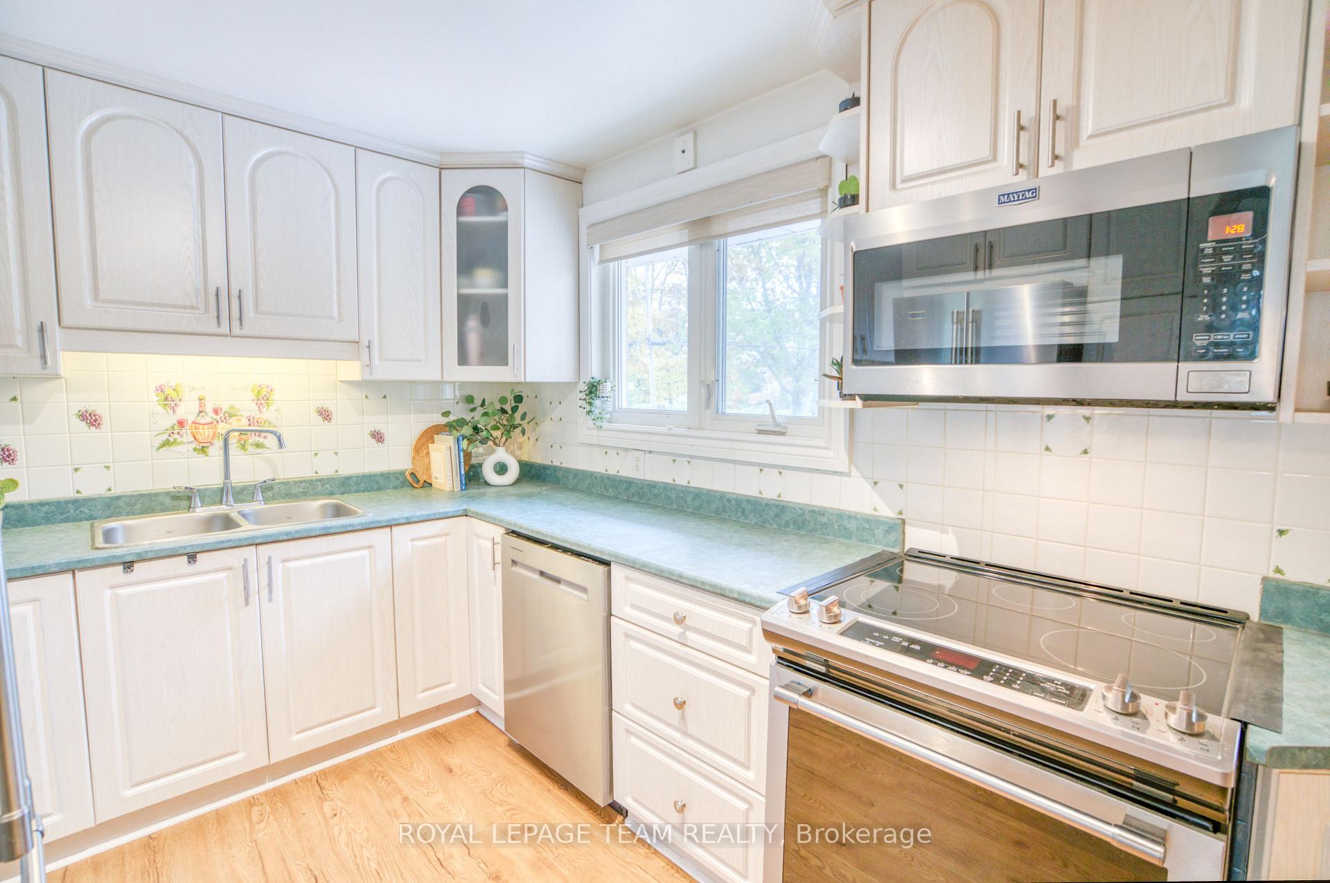 Photo 14 of 12 Oakview Avenue, Ottawa, Meadowlands/Crestview — HOMEH