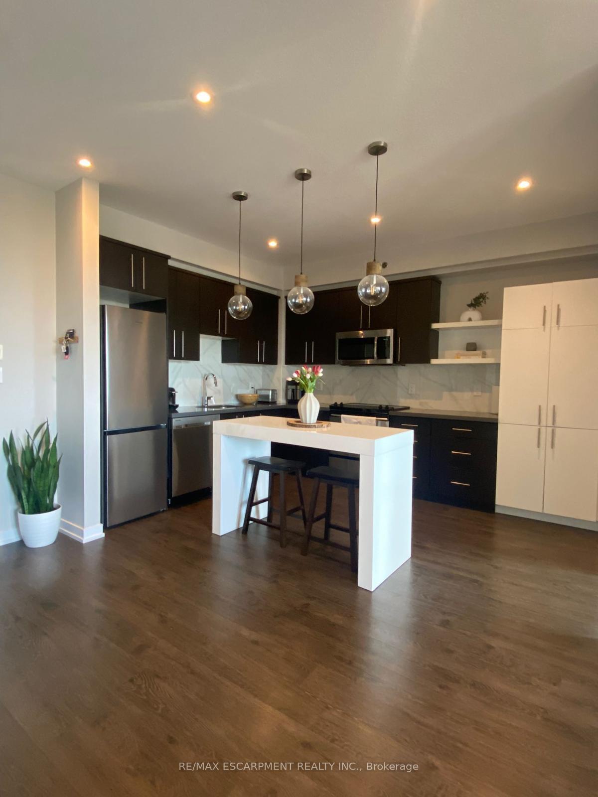Photo 7 of Unit 404, 520 North Service Road, Grimsby, Grimsby Beach — HOMEH