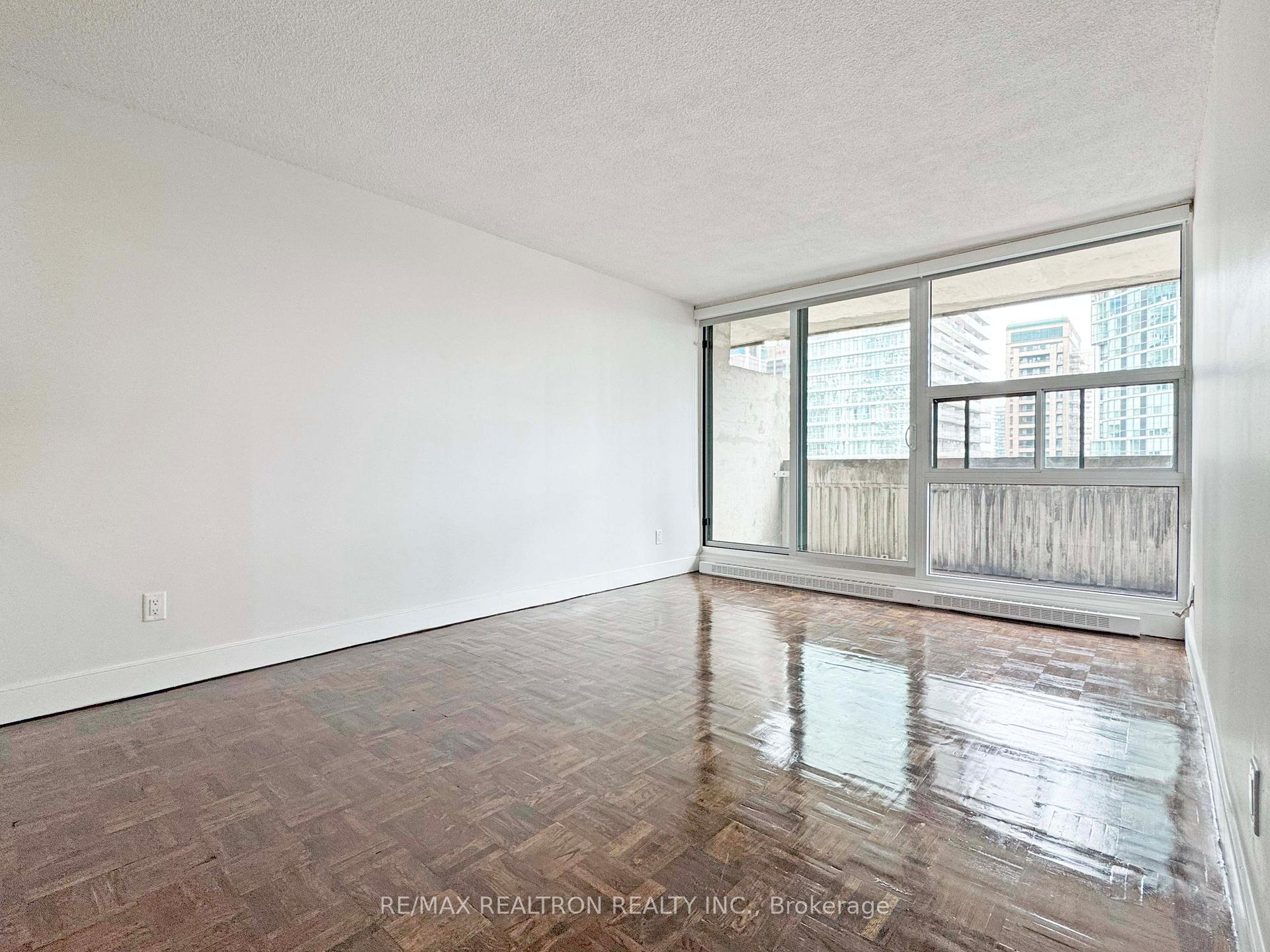 Front of Unit 2711, 33 Isabella Street