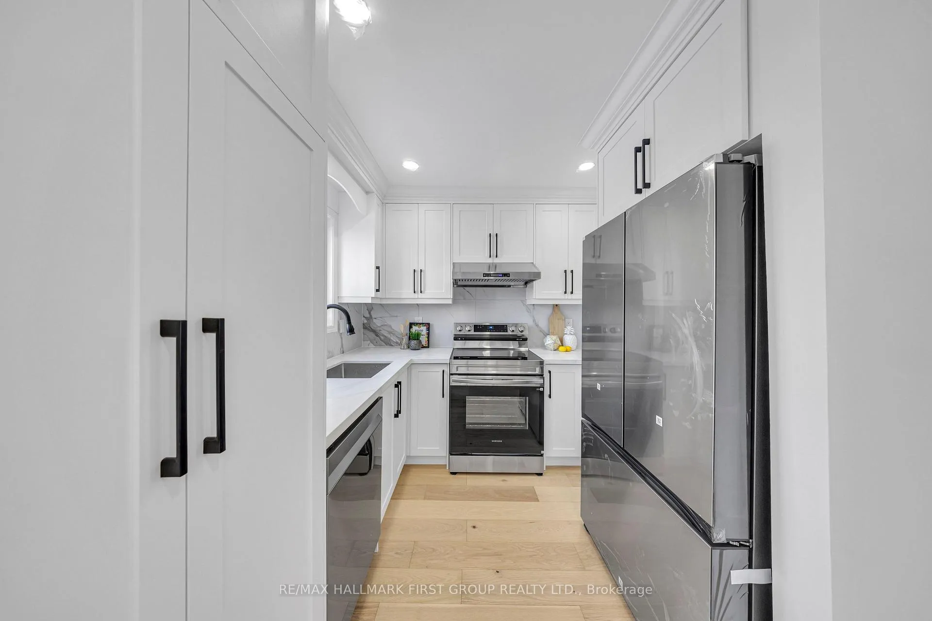 Photo 10 of 98 Kirkland Place, Whitby, Williamsburg — HOMEH