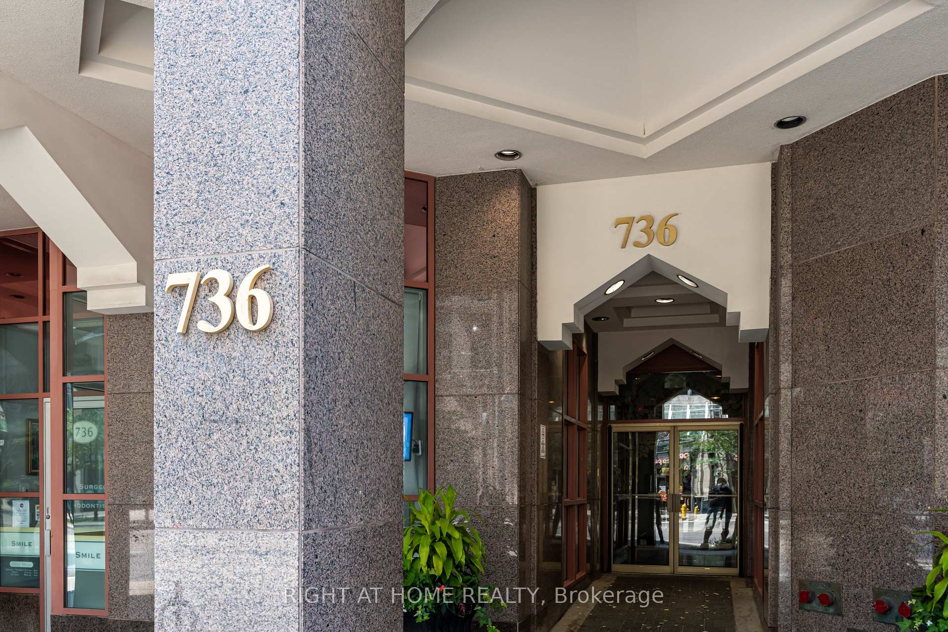 Photo 2 of Unit 506, 736 Bay Street, Toronto, Bay Street Corridor — HOMEH