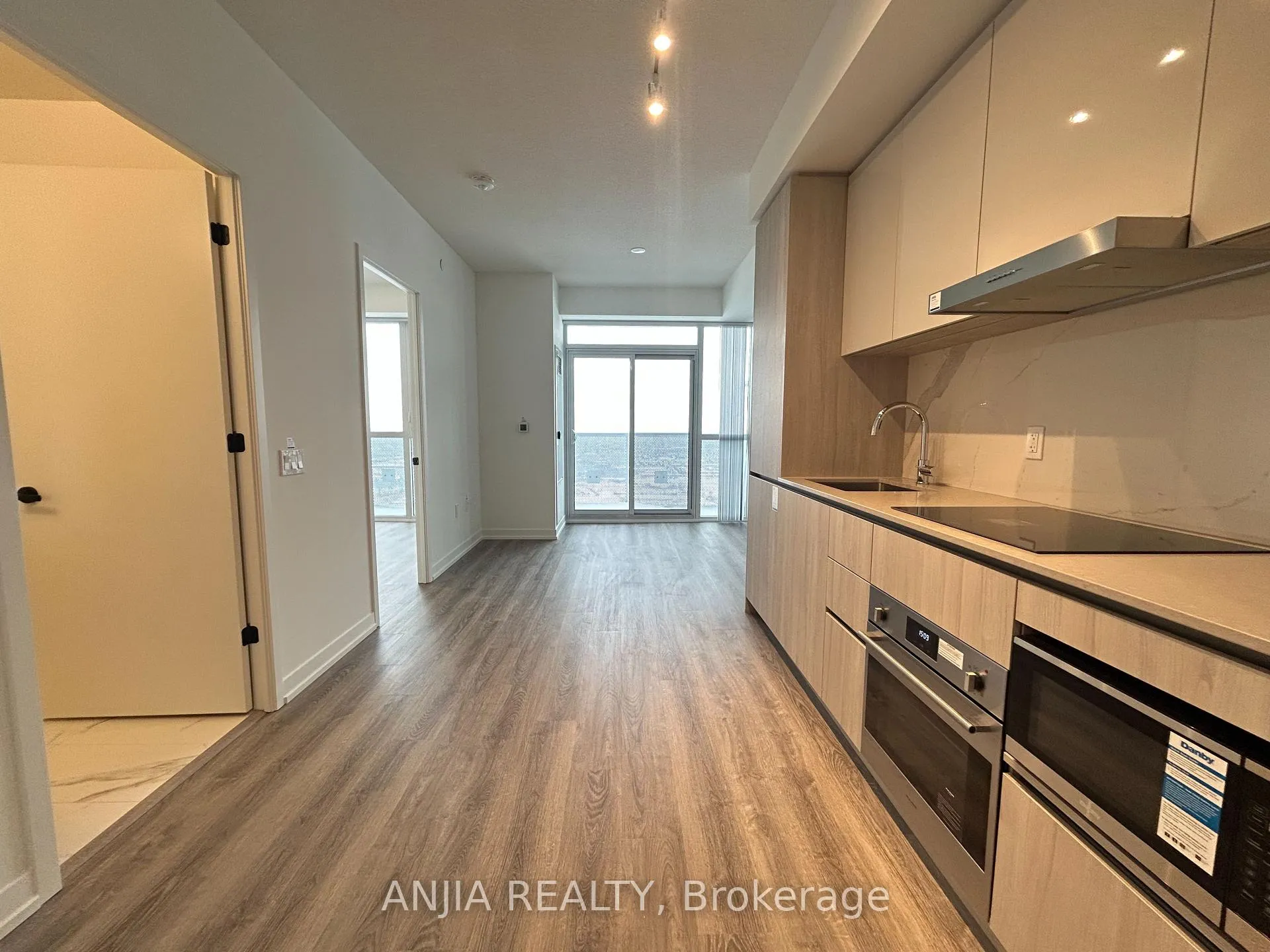 Photo 5 of Unit 5610, 8 Interchange Way, Vaughan, Vaughan Corporate Centre — HOMEH