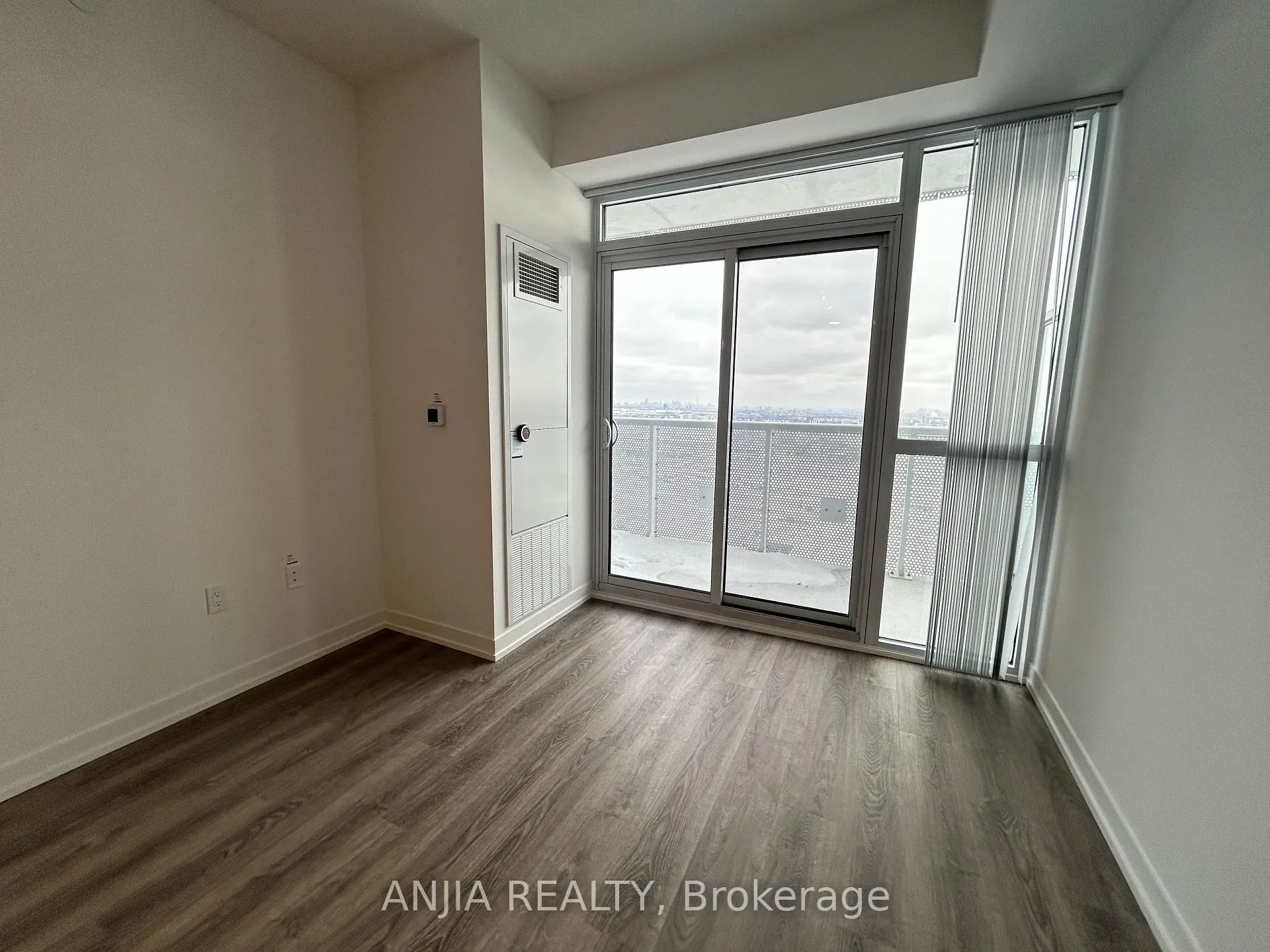 Photo 8 of Unit 5610, 8 Interchange Way, Vaughan, Vaughan Corporate Centre — HOMEH