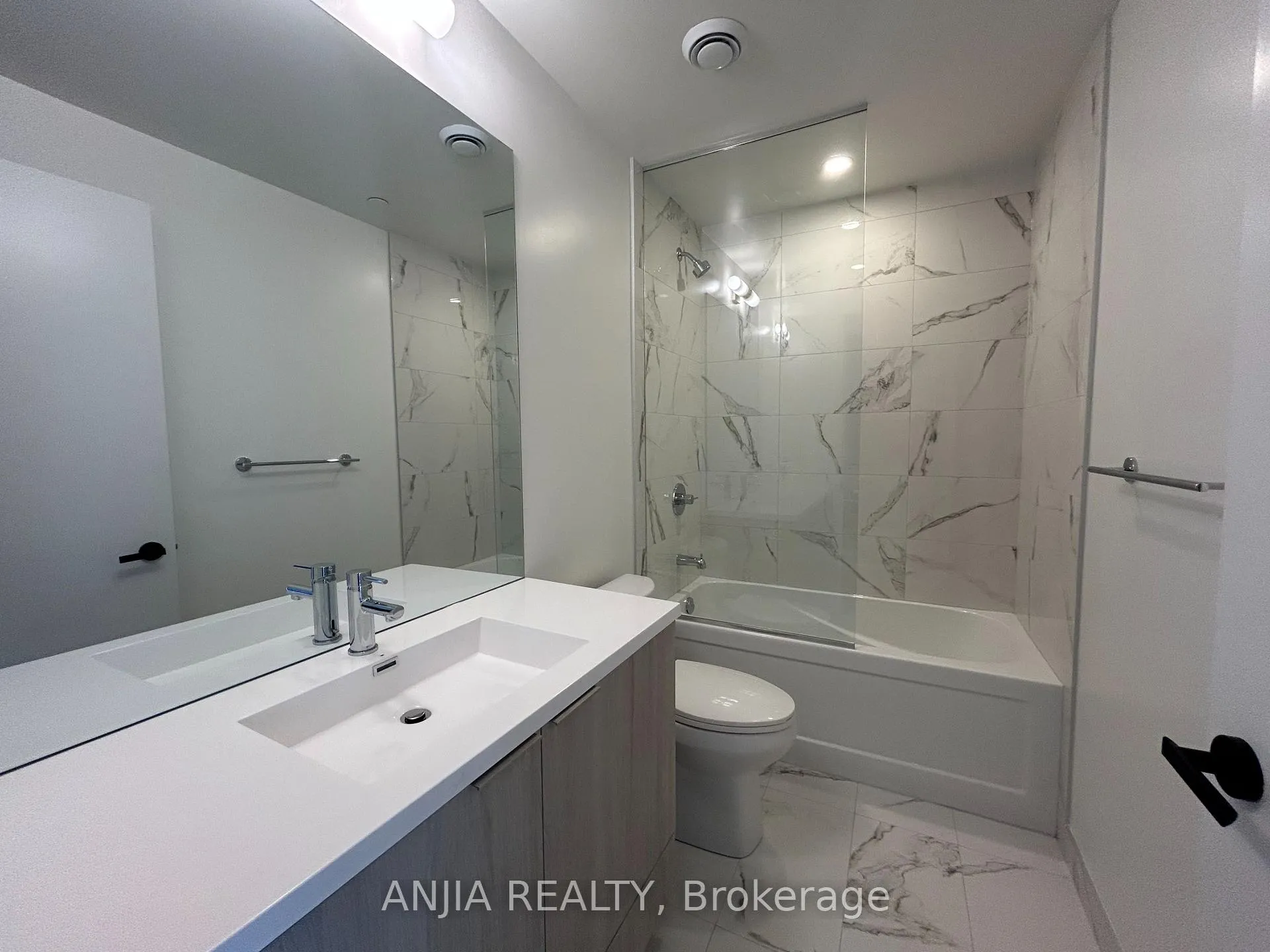 Photo 12 of Unit 5610, 8 Interchange Way, Vaughan, Vaughan Corporate Centre — HOMEH