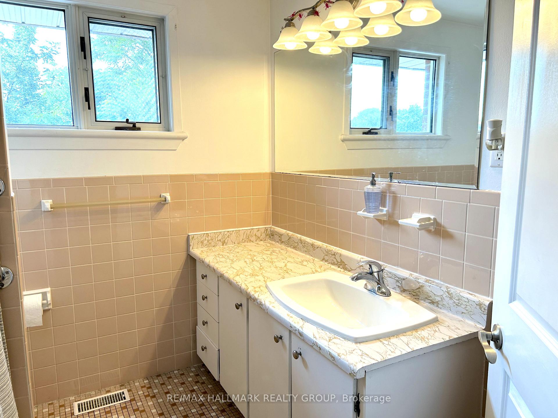 Photo 18 of 44 Meadowlands Drive W, Ottawa, Meadowlands/Crestview — HOMEH