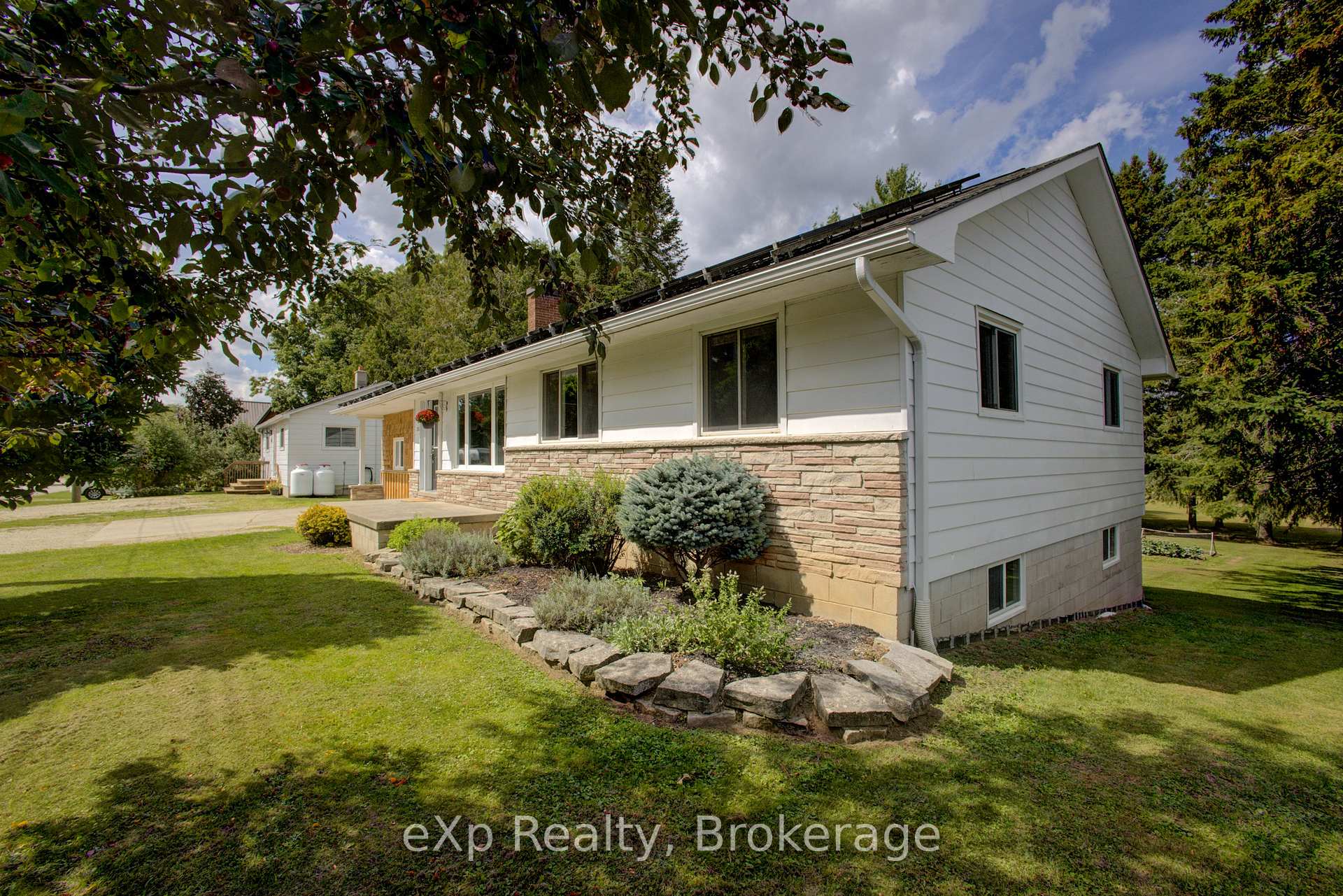 Photo 3 of 2033 Mill Street, Howick — HOMEH