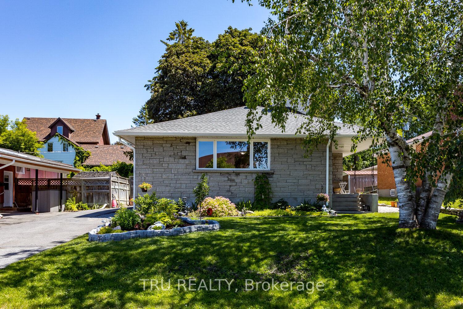 Front of 829 Iroquois Road