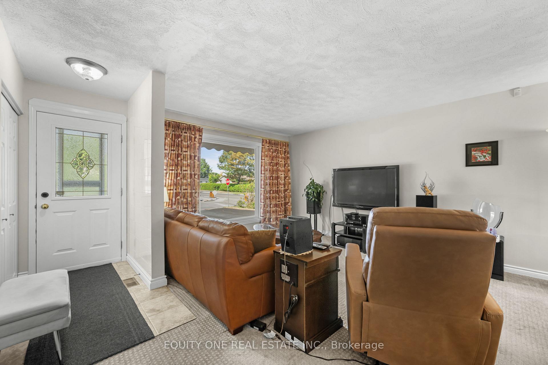 Photo 4 of 2 Parkside Crescent, Ottawa, Meadowlands/Crestview — HOMEH