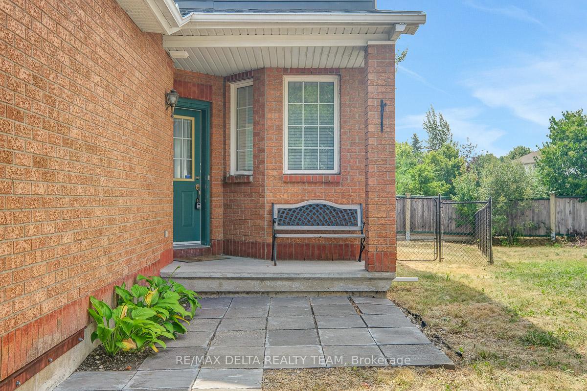 Photo 3 of 211 Duntroon Circle, Ottawa, Hunt Club Park/Greenboro — HOMEH