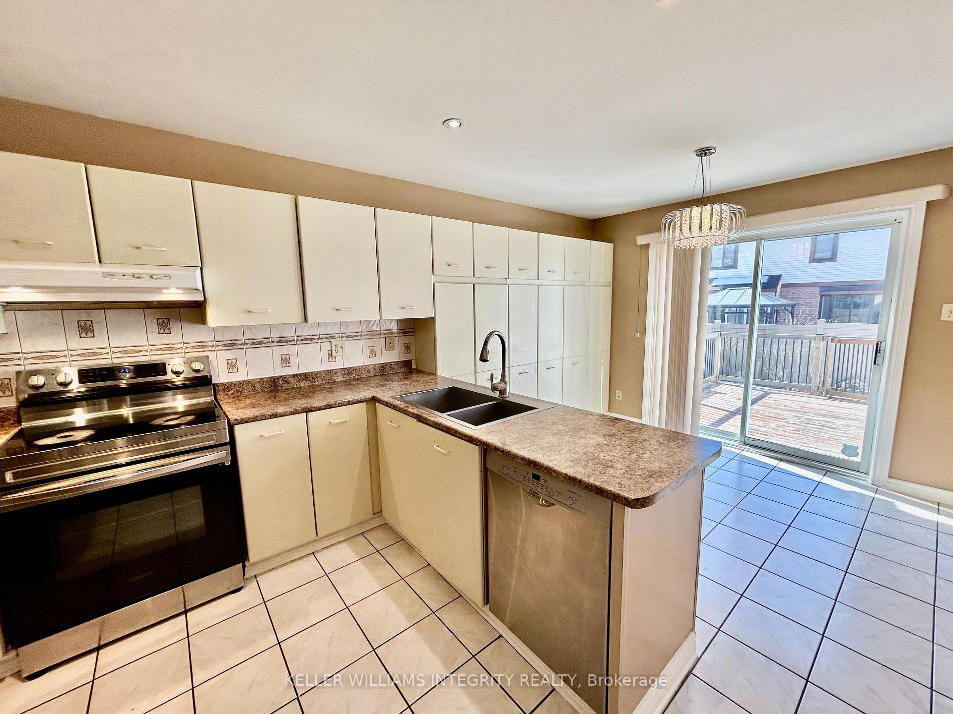 Photo 11 of 14 Pittaway Avenue, Ottawa, Hunt Club Park — HOMEH