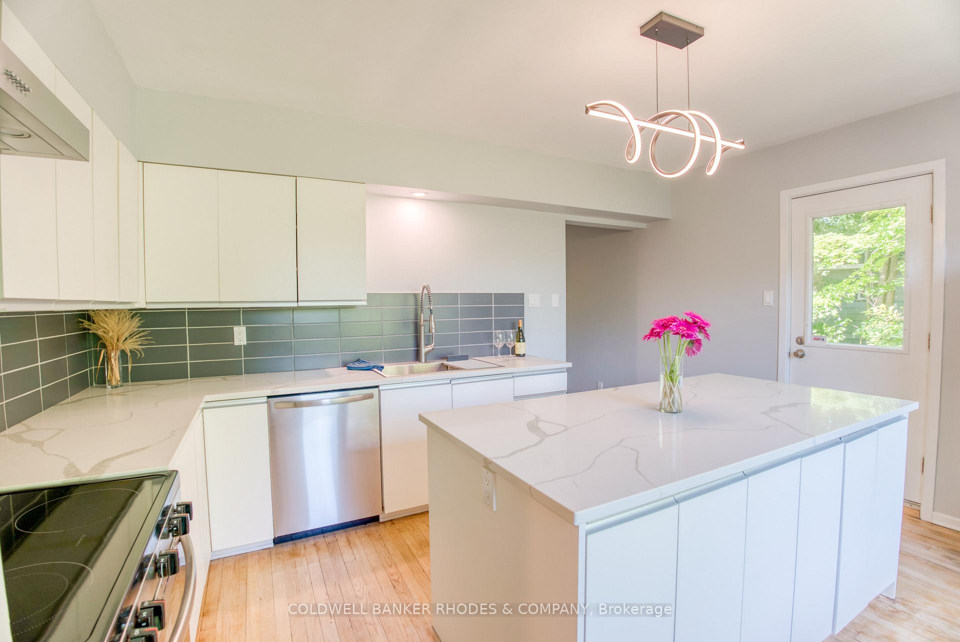 Photo 3 of 18 Sandridge Road, Ottawa, Manor Park — HOMEH