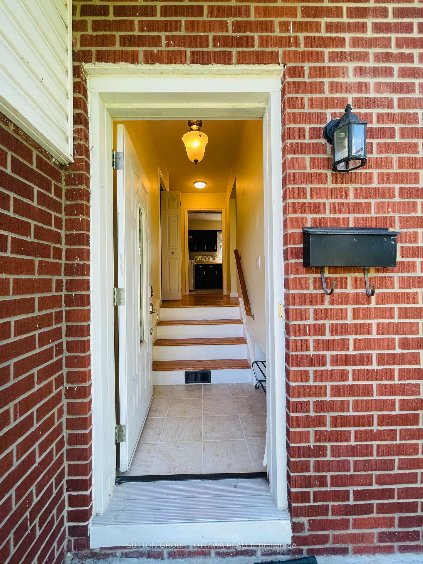 Photo 2 of 52 Canter Boulevard, Ottawa, Meadowlands/St. Claire Gardens — HOMEH