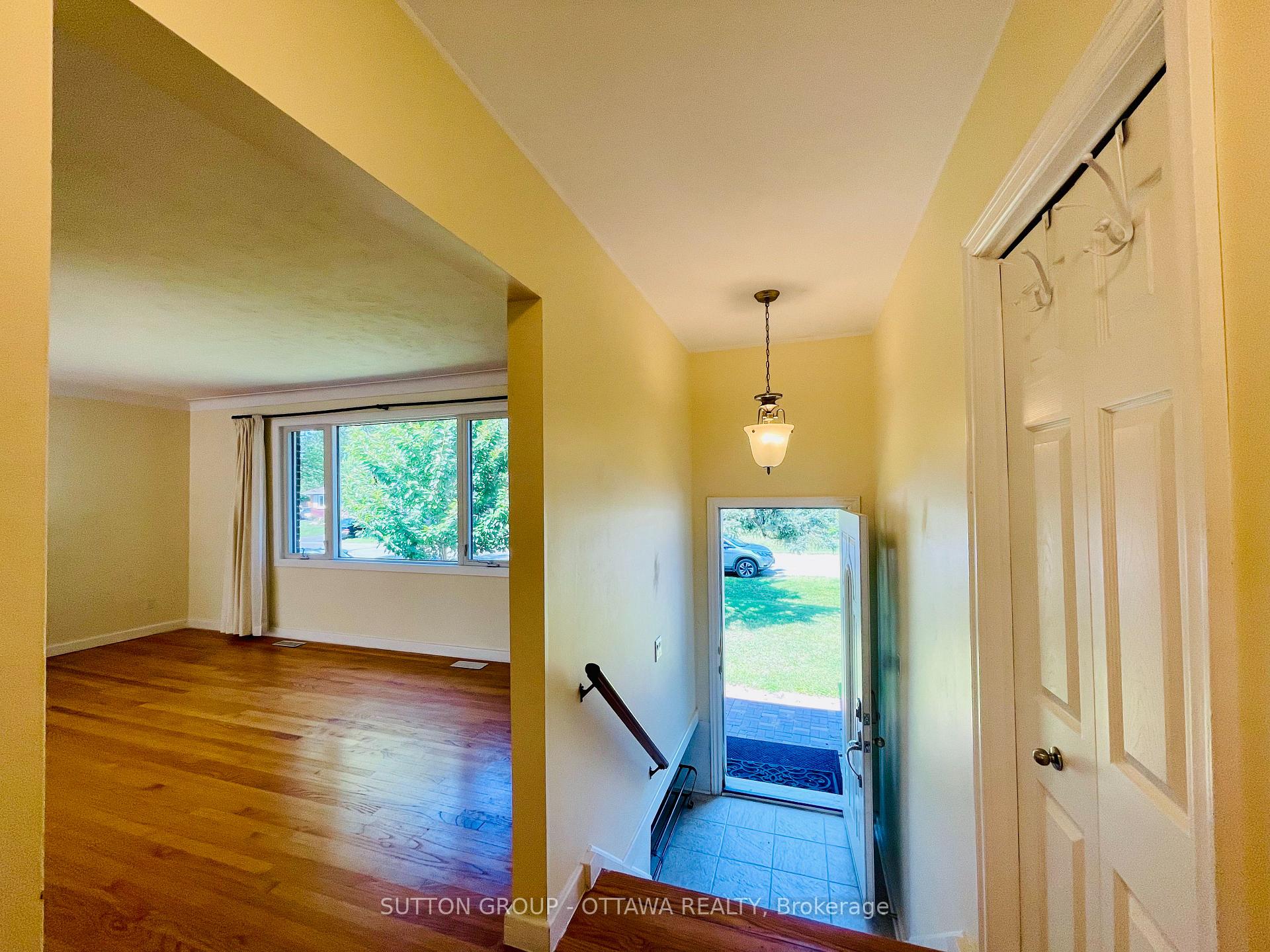 Photo 3 of 52 Canter Boulevard, Ottawa, Meadowlands/St. Claire Gardens — HOMEH