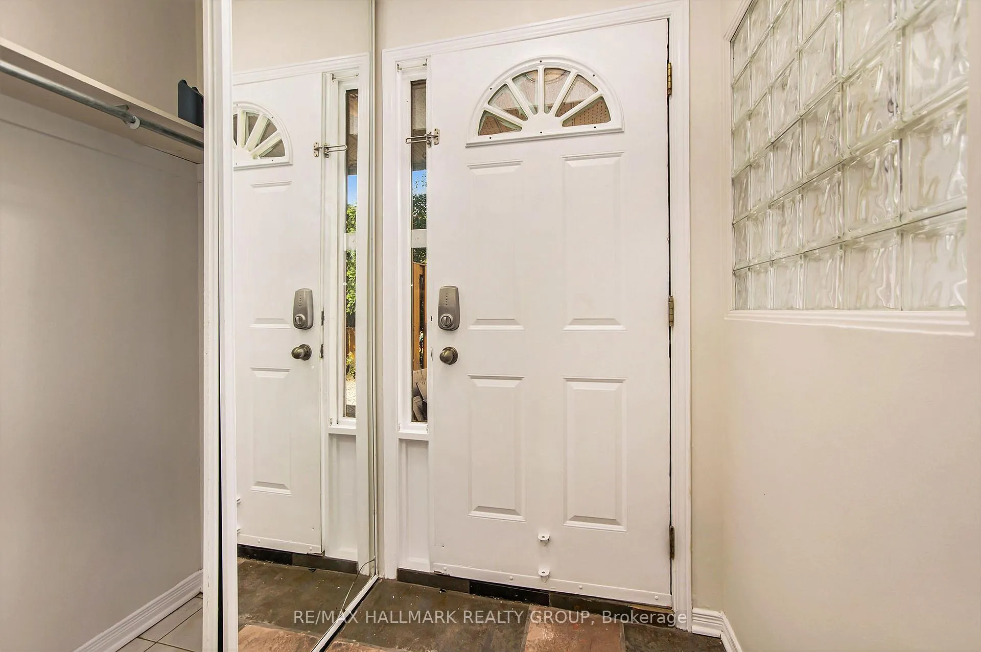 Photo 3 of 120 Royalton Private, Ottawa, Hunt Club Woods — HOMEH