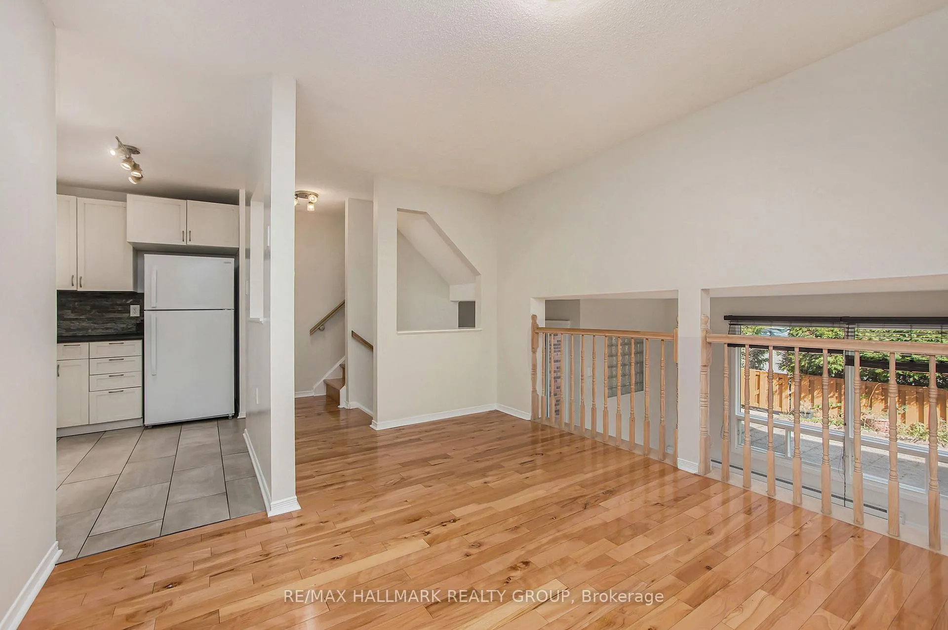 Photo 9 of 120 Royalton Private, Ottawa, Hunt Club Woods — HOMEH