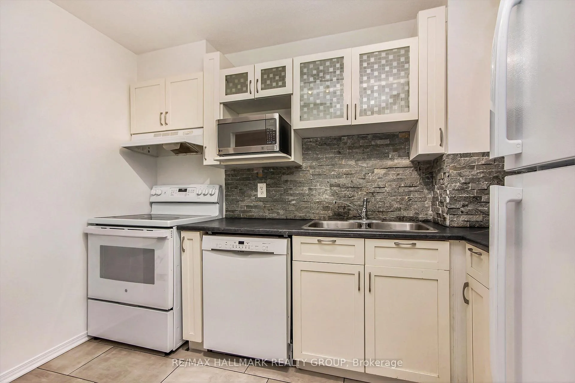 Photo 11 of 120 Royalton Private, Ottawa, Hunt Club Woods — HOMEH
