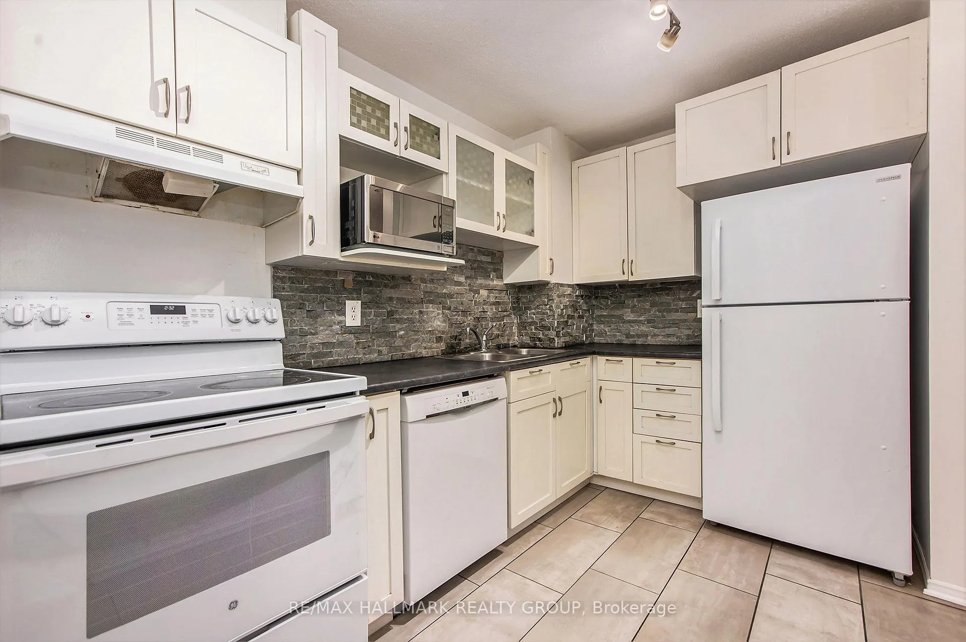 Photo 12 of 120 Royalton Private, Ottawa, Hunt Club Woods — HOMEH