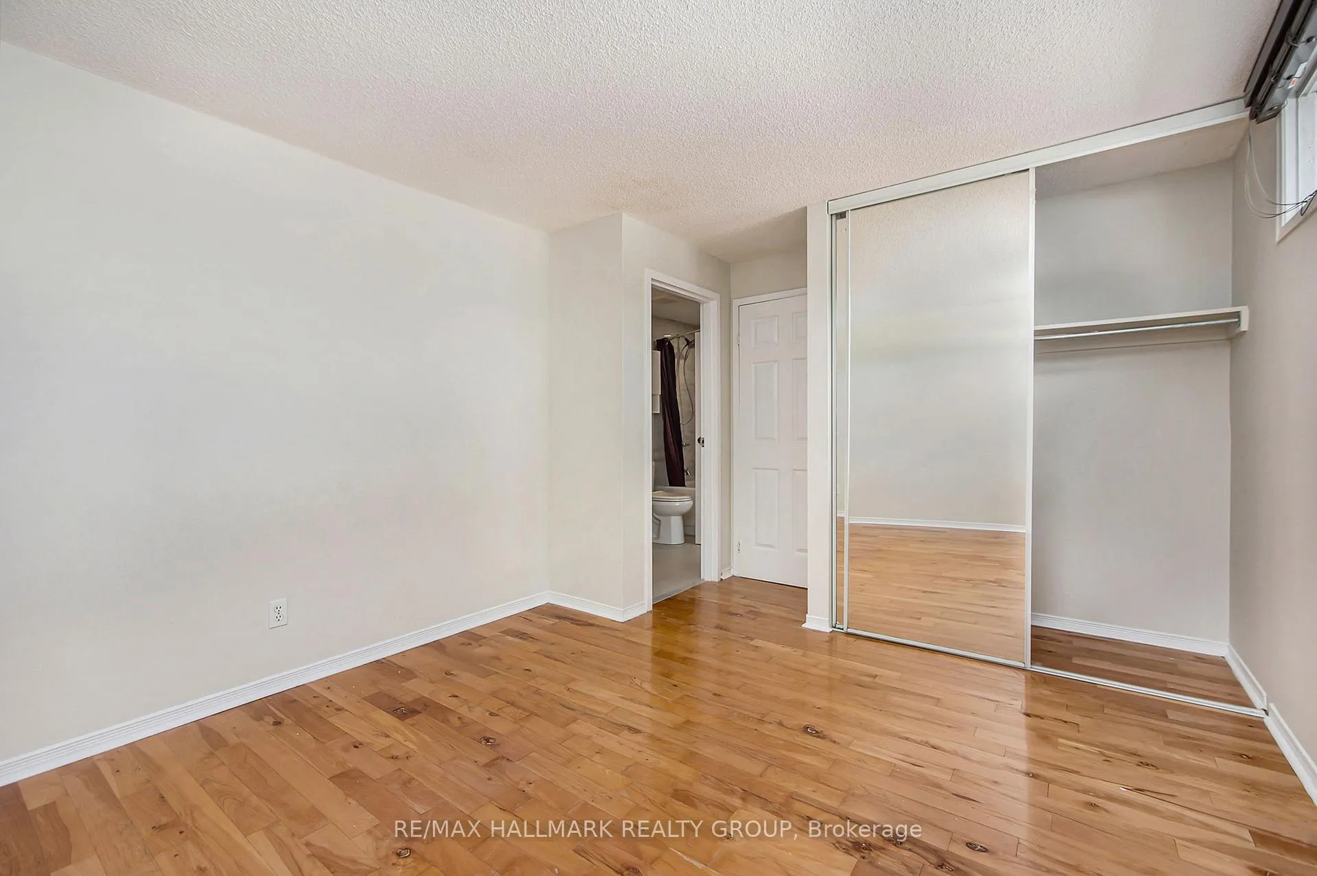 Photo 15 of 120 Royalton Private, Ottawa, Hunt Club Woods — HOMEH