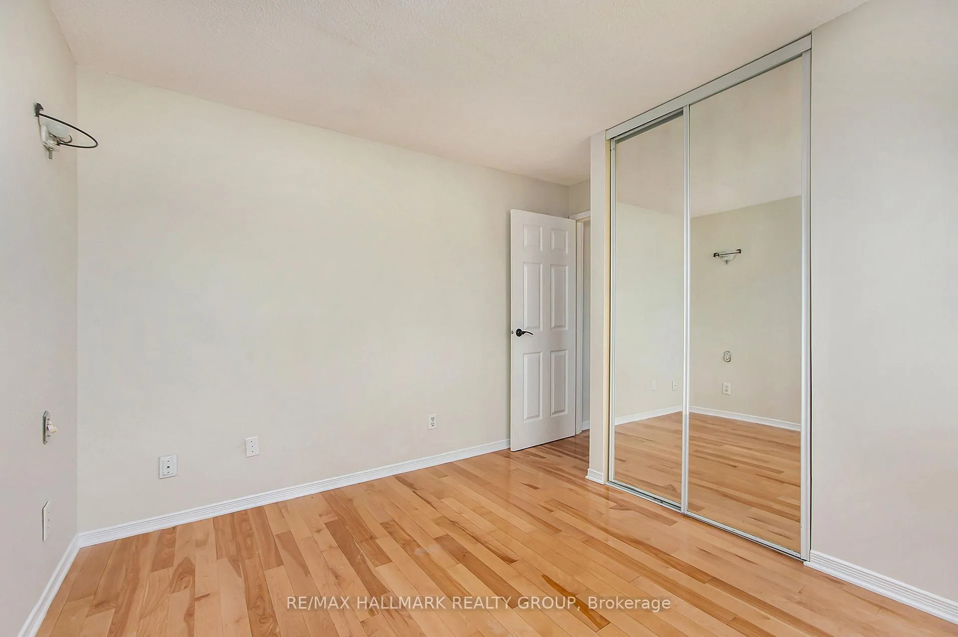 Photo 20 of 120 Royalton Private, Ottawa, Hunt Club Woods — HOMEH