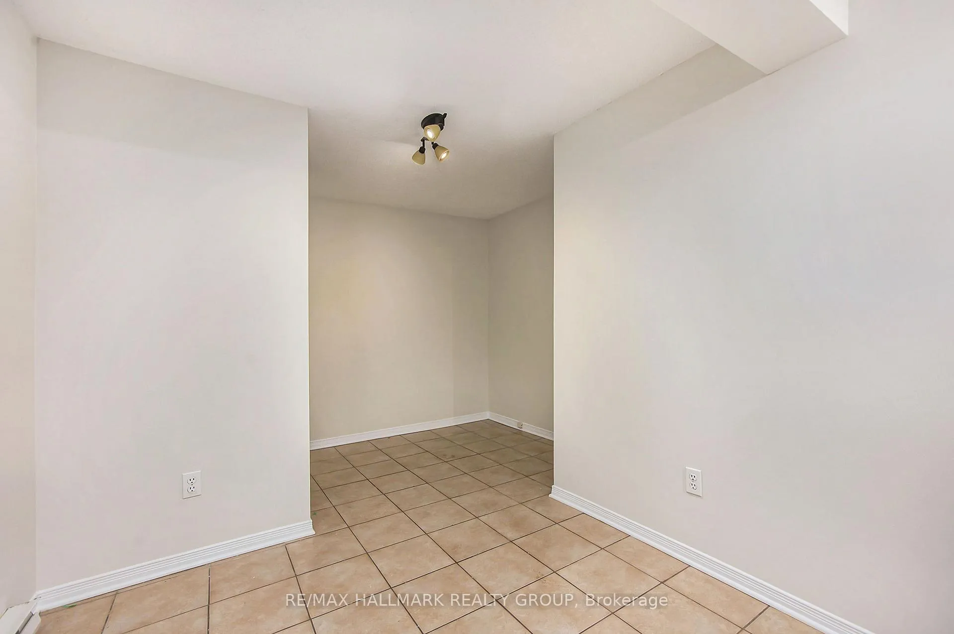 Photo 24 of 120 Royalton Private, Ottawa, Hunt Club Woods — HOMEH