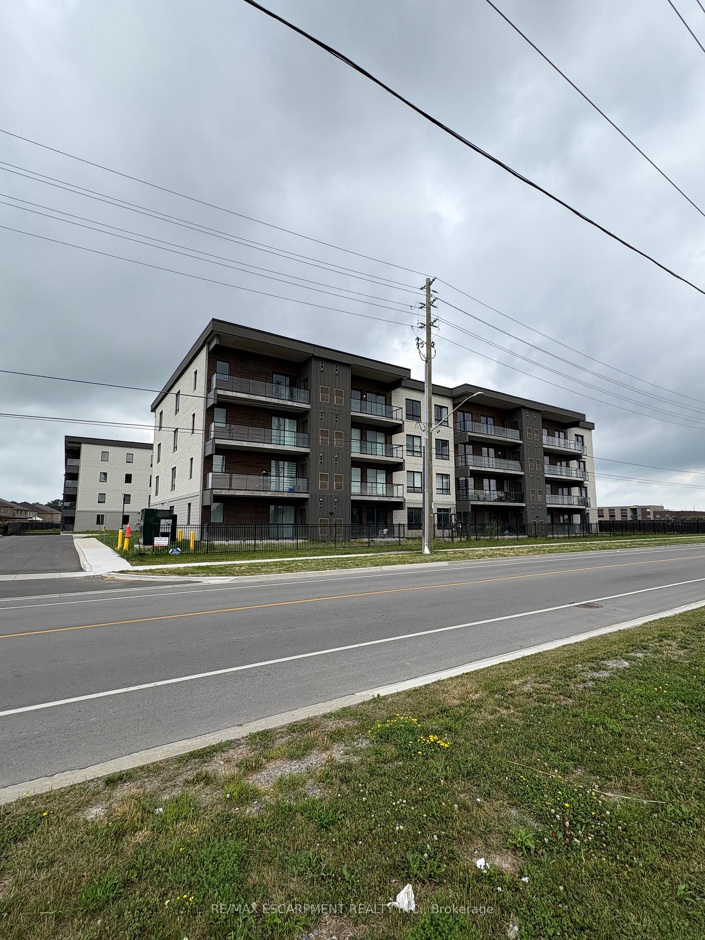 Photo 4 of Unit 417, 7549A Kalar Road, Niagara Falls, Brown — HOMEH