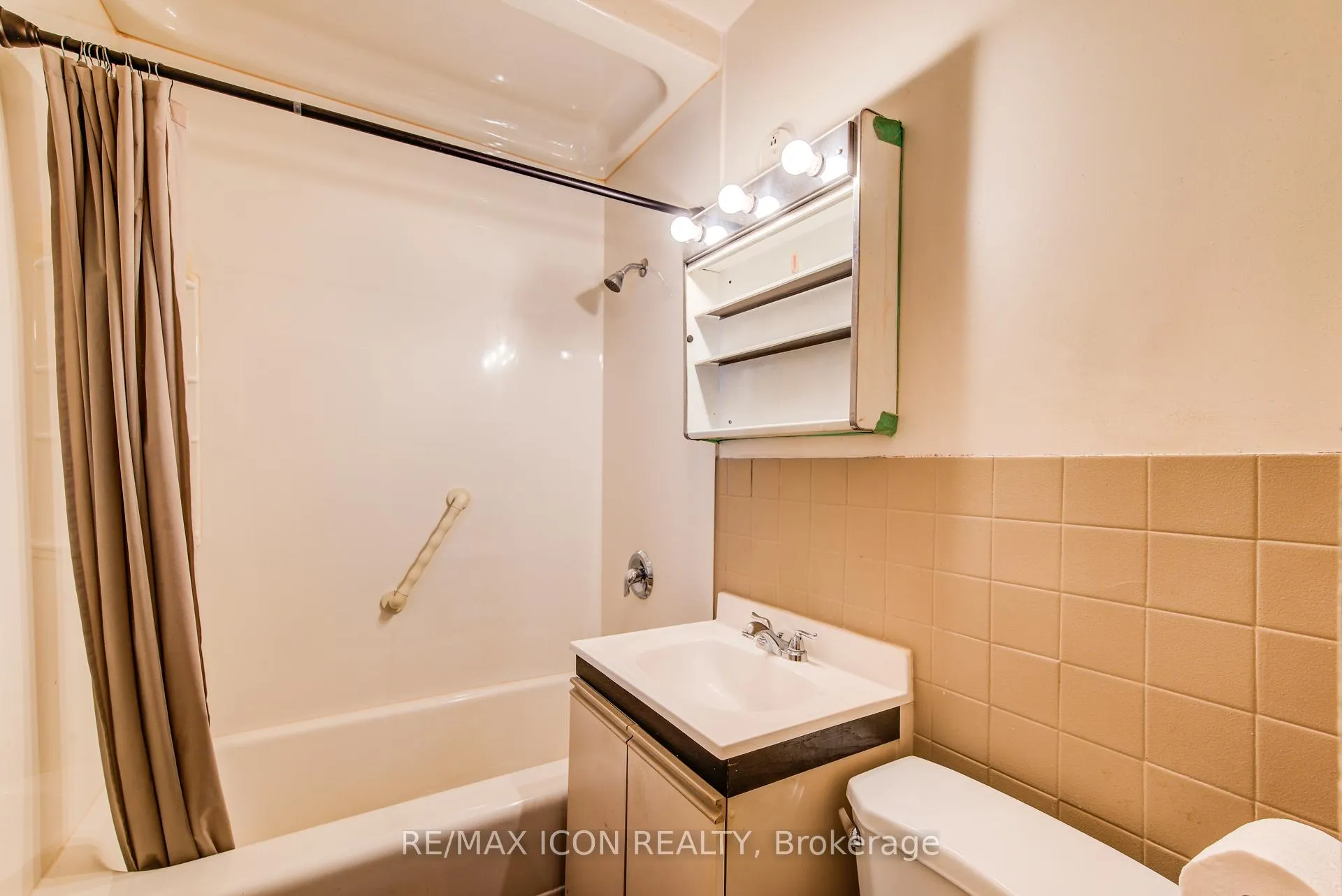 Photo 24 of 105 Lorne Crescent, Kitchener — HOMEH