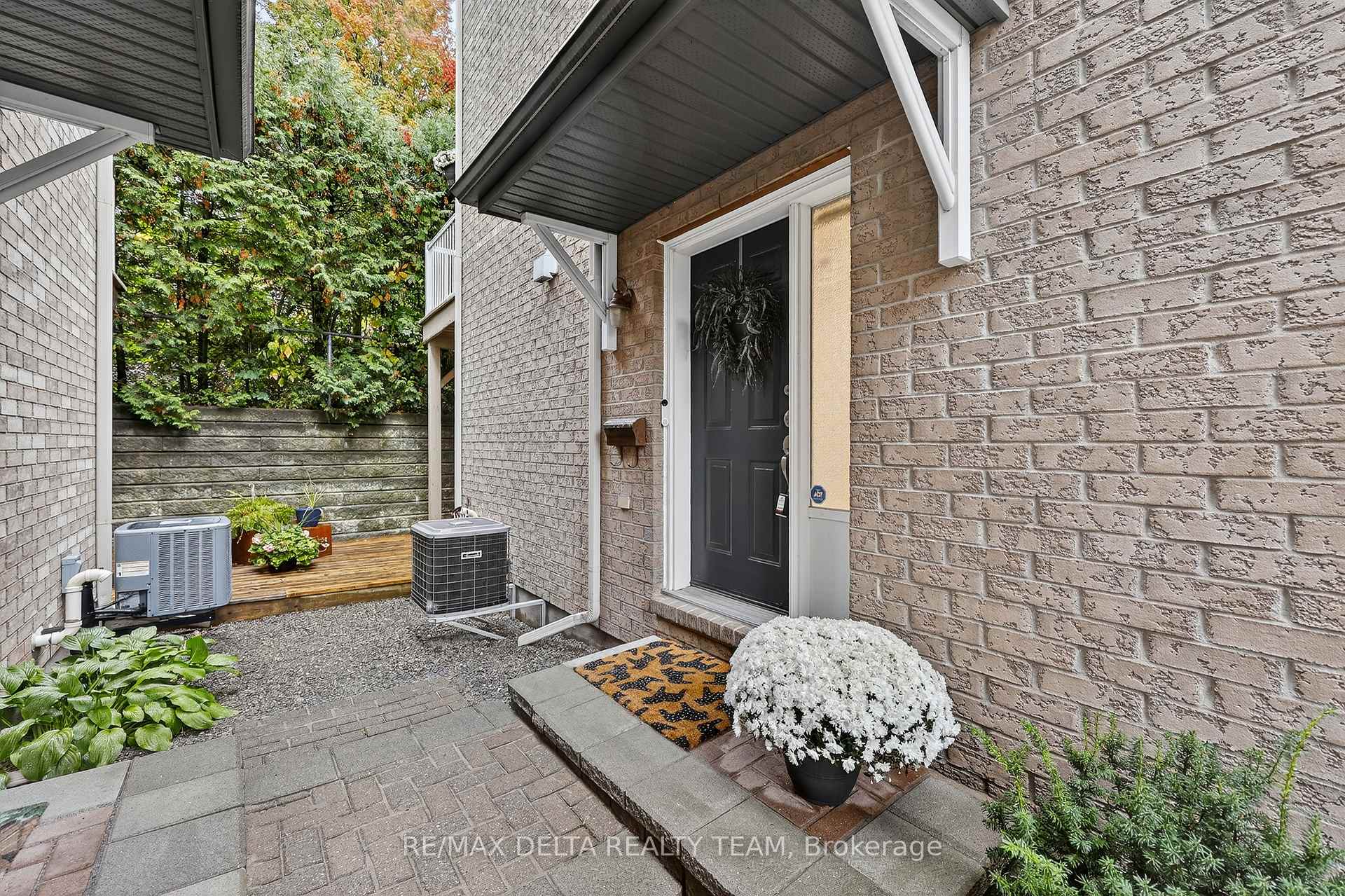 Photo 3 of 63 Highwood Private, Ottawa, Viscount Alexander Park — HOMEH