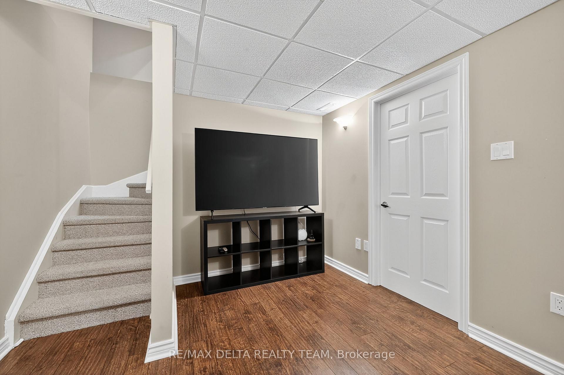 Photo 24 of 63 Highwood Private, Ottawa, Viscount Alexander Park — HOMEH
