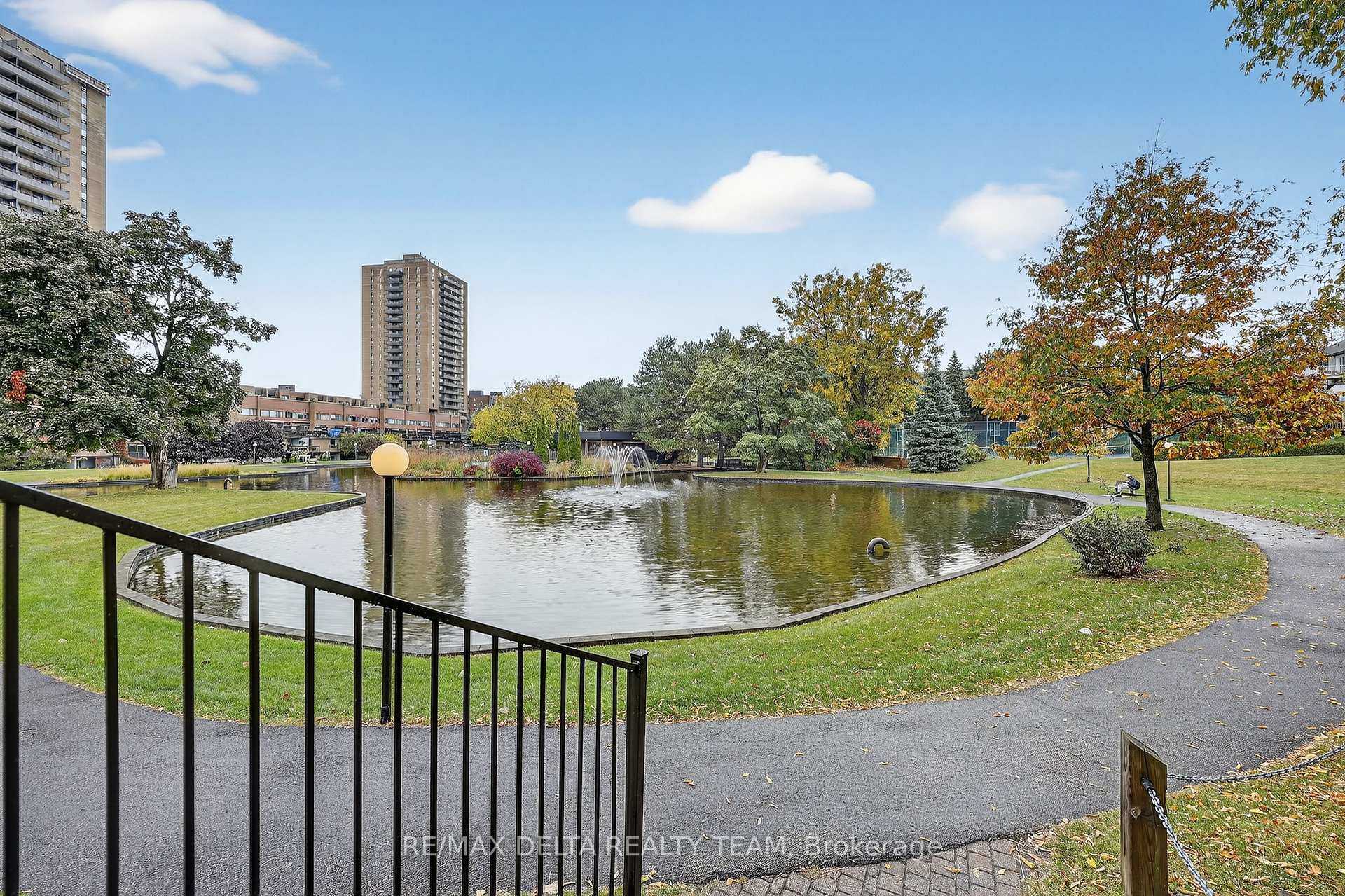 Photo 26 of 63 Highwood Private, Ottawa, Viscount Alexander Park — HOMEH