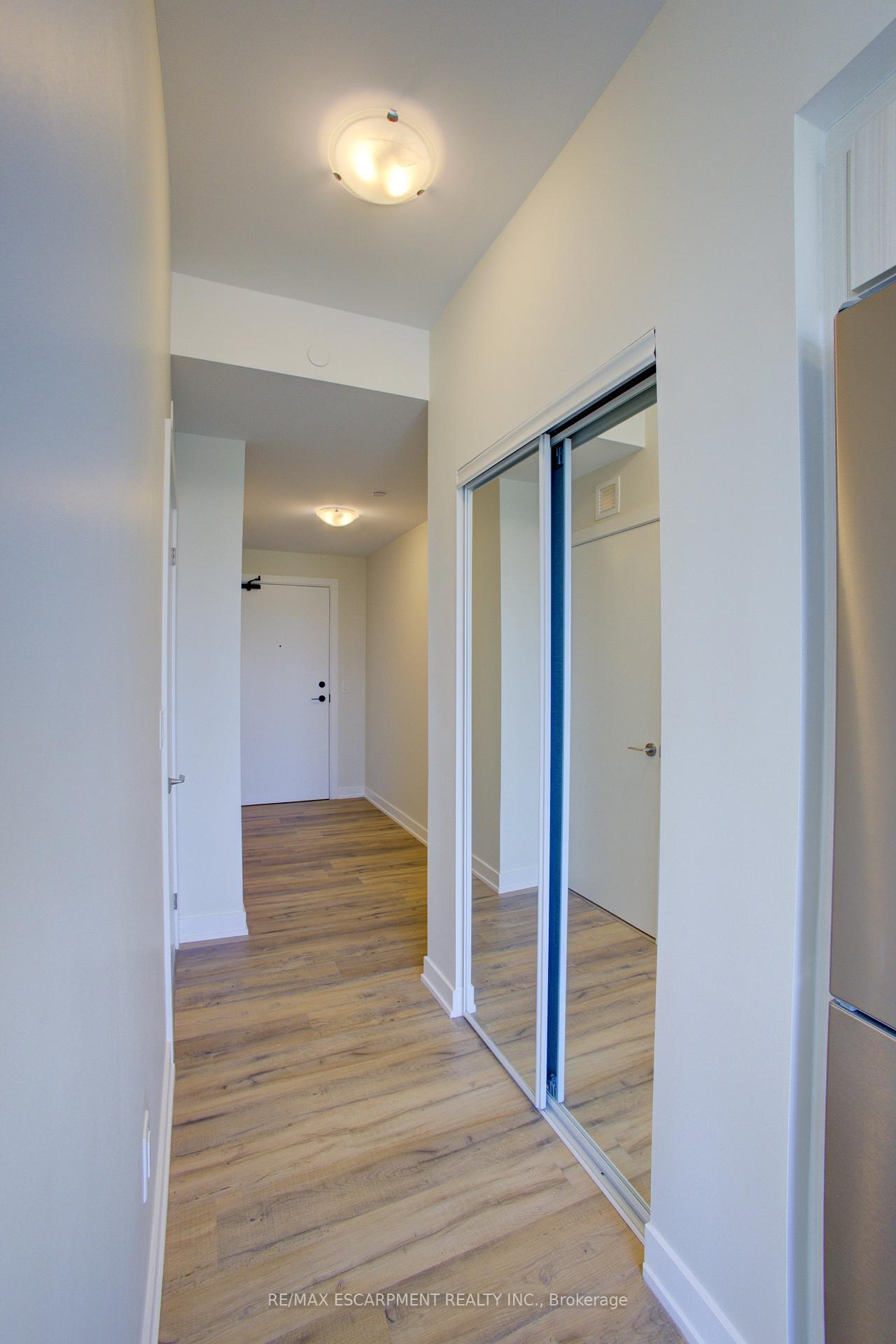 Photo 6 of Unit 421, 600 North Service Road, Hamilton, Stoney Creek — HOMEH