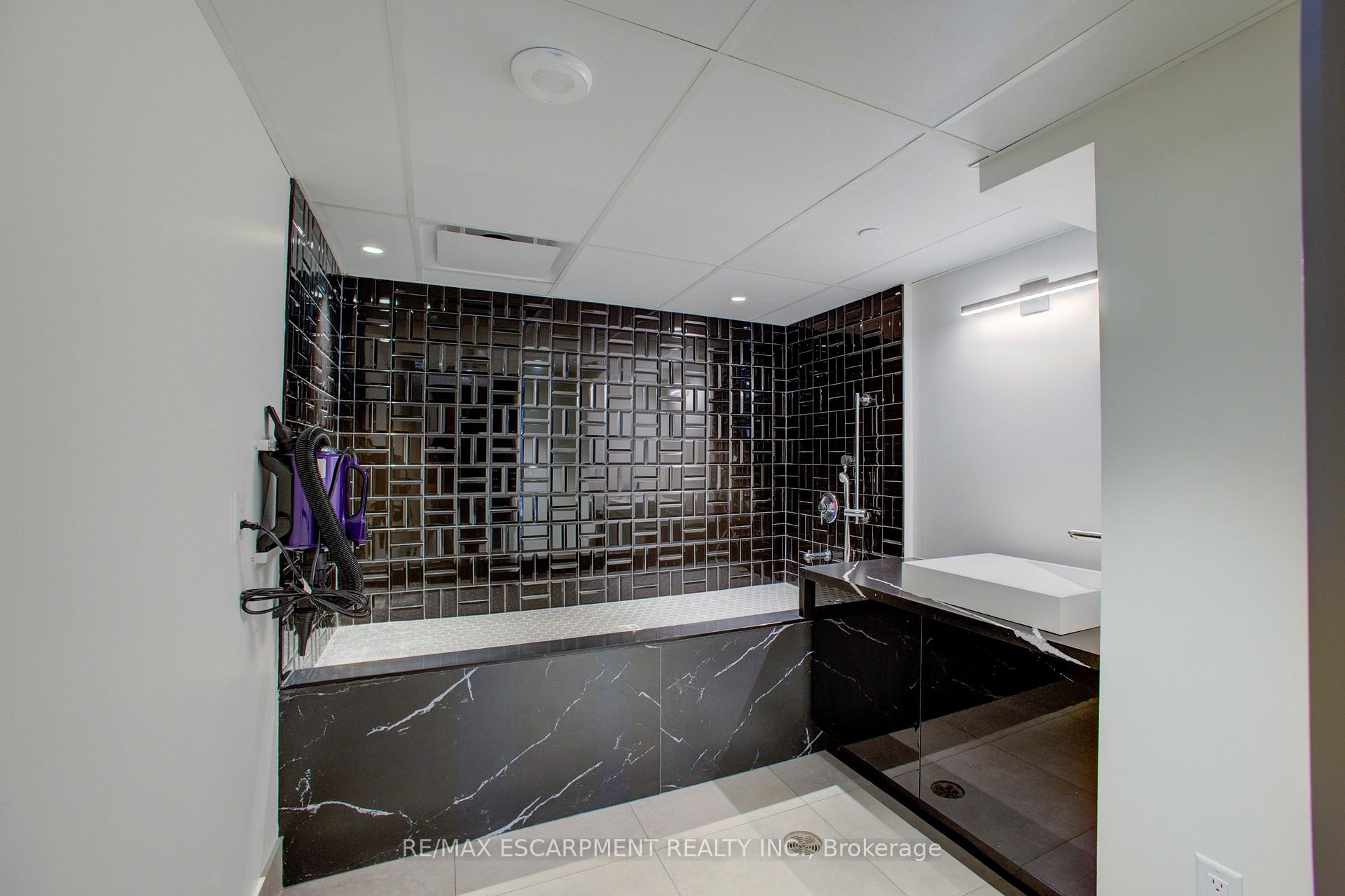 Photo 31 of Unit 421, 600 North Service Road, Hamilton, Stoney Creek — HOMEH