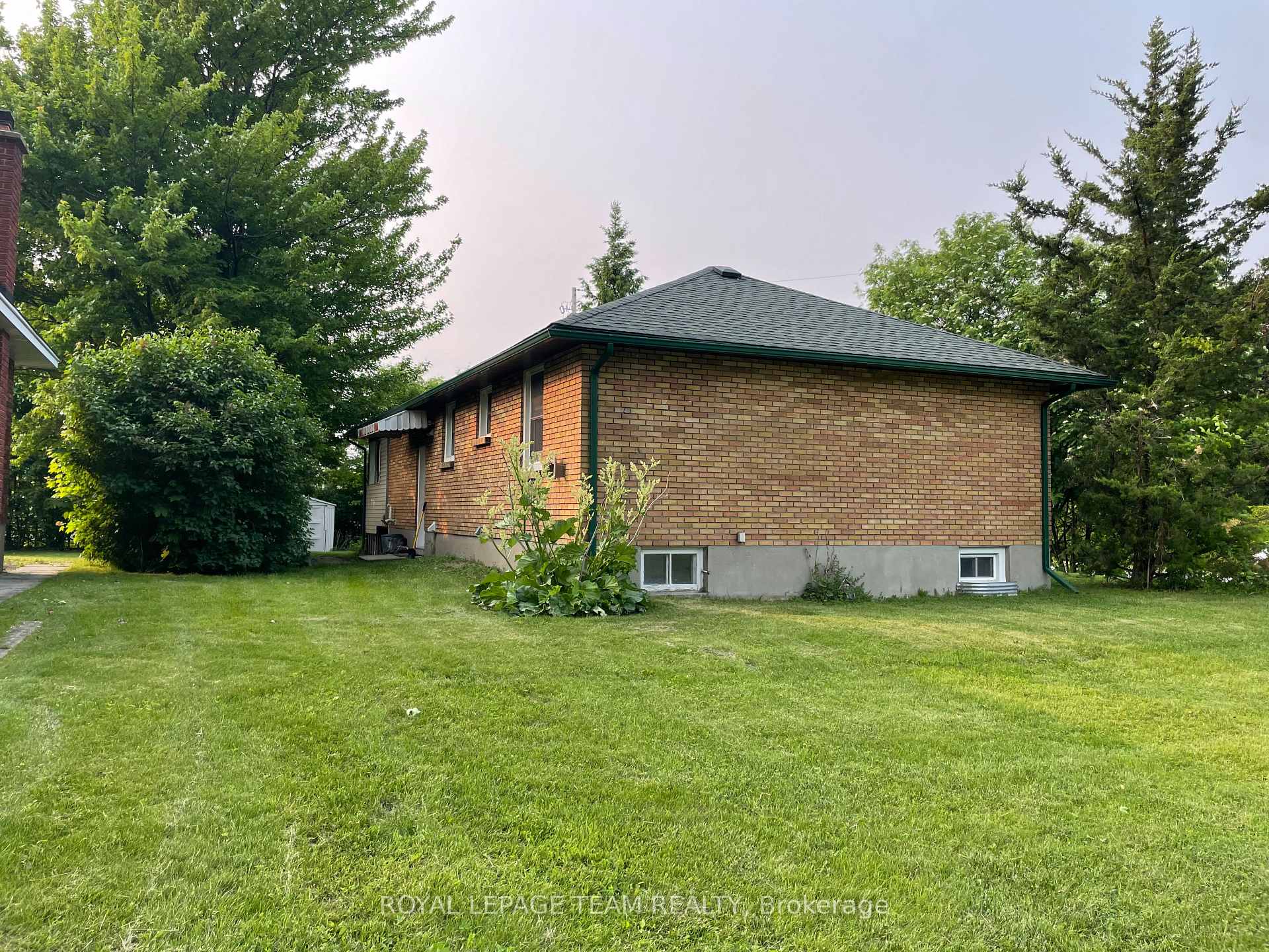 Photo 3 of 16 Brook Lane, Ottawa, Meadowlands/Crestview — HOMEH