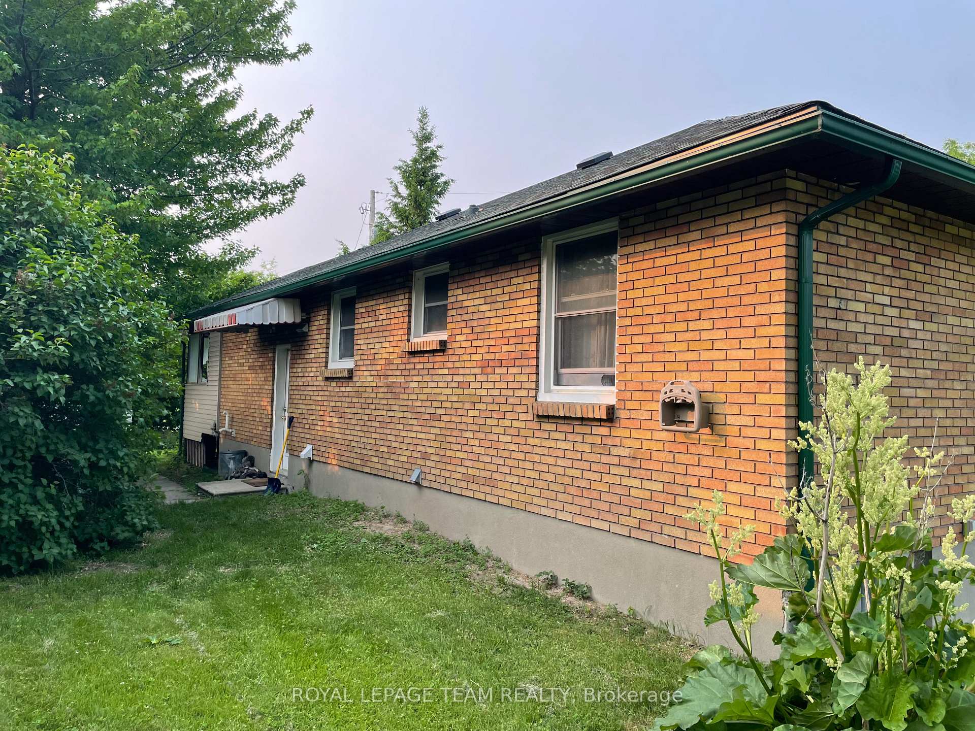 Photo 4 of 16 Brook Lane, Ottawa, Meadowlands/Crestview — HOMEH