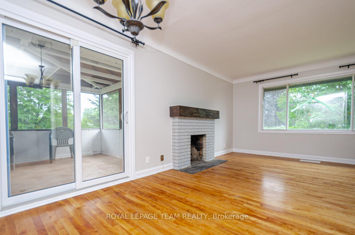 Photo 8 of 16 Brook Lane, Ottawa, Meadowlands/Crestview — HOMEH