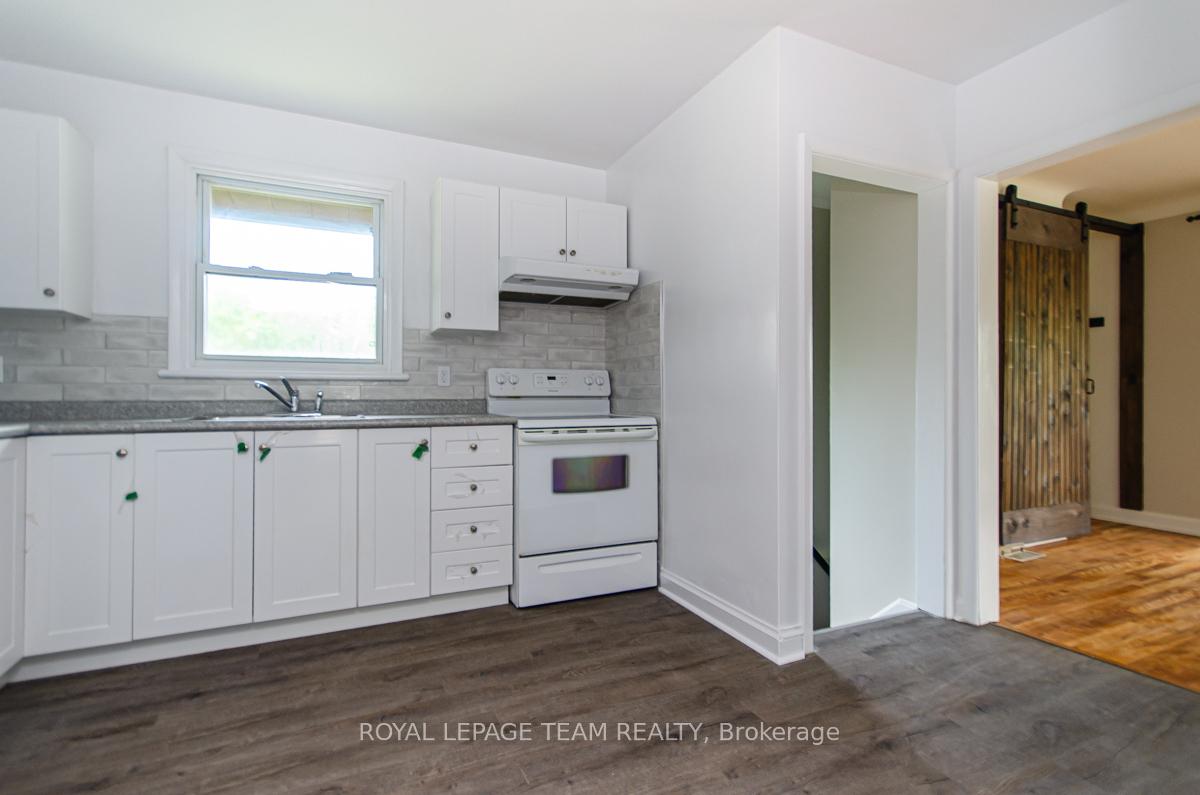 Photo 10 of 16 Brook Lane, Ottawa, Meadowlands/Crestview — HOMEH