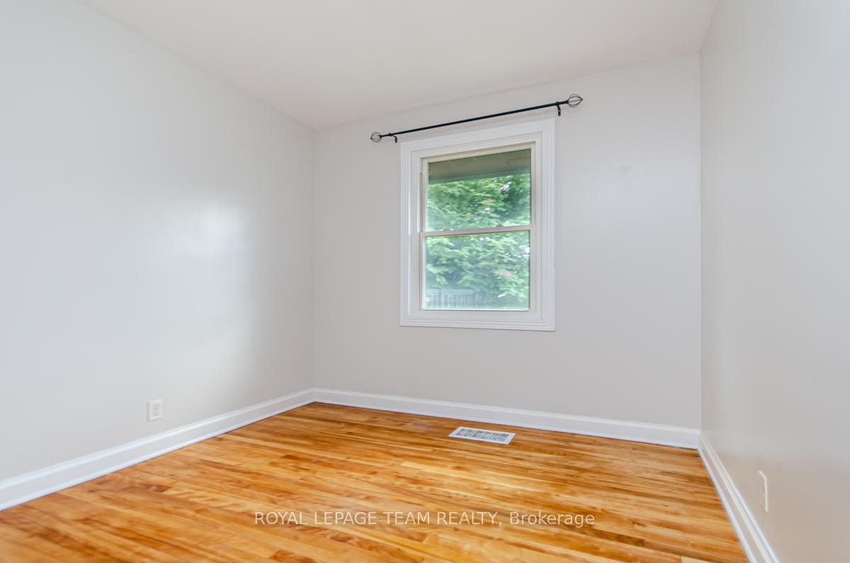 Photo 11 of 16 Brook Lane, Ottawa, Meadowlands/Crestview — HOMEH