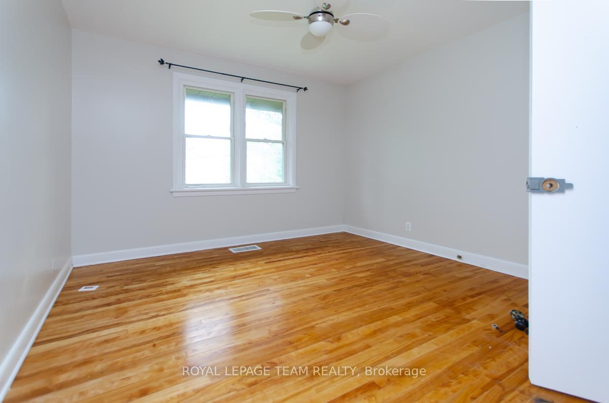 Photo 12 of 16 Brook Lane, Ottawa, Meadowlands/Crestview — HOMEH