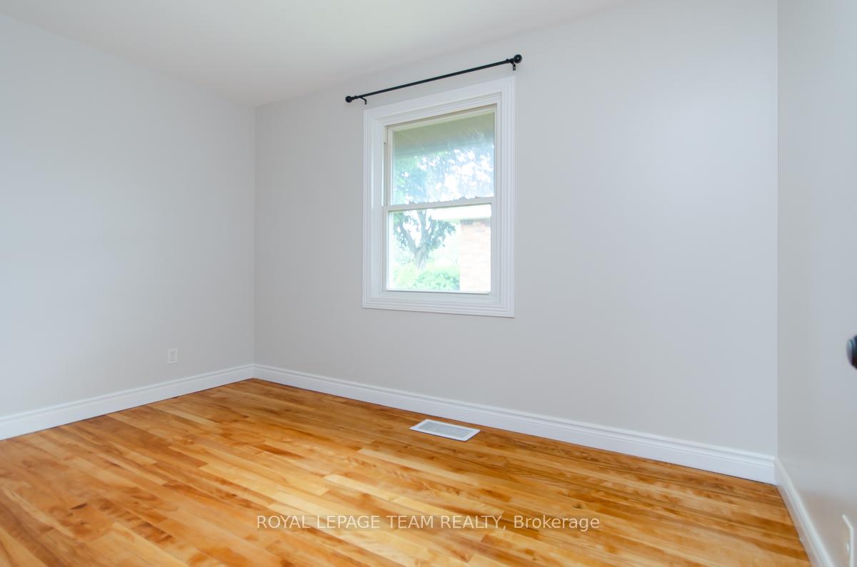 Photo 13 of 16 Brook Lane, Ottawa, Meadowlands/Crestview — HOMEH