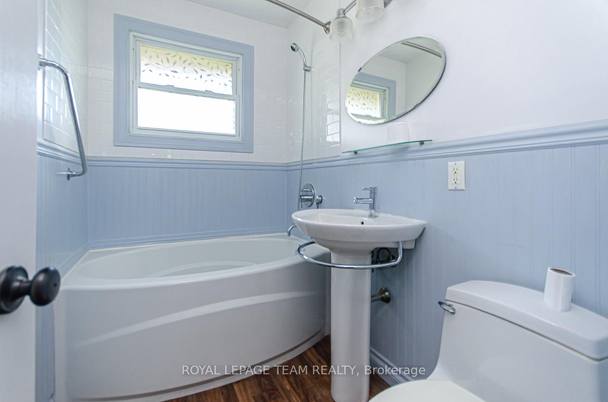 Photo 14 of 16 Brook Lane, Ottawa, Meadowlands/Crestview — HOMEH