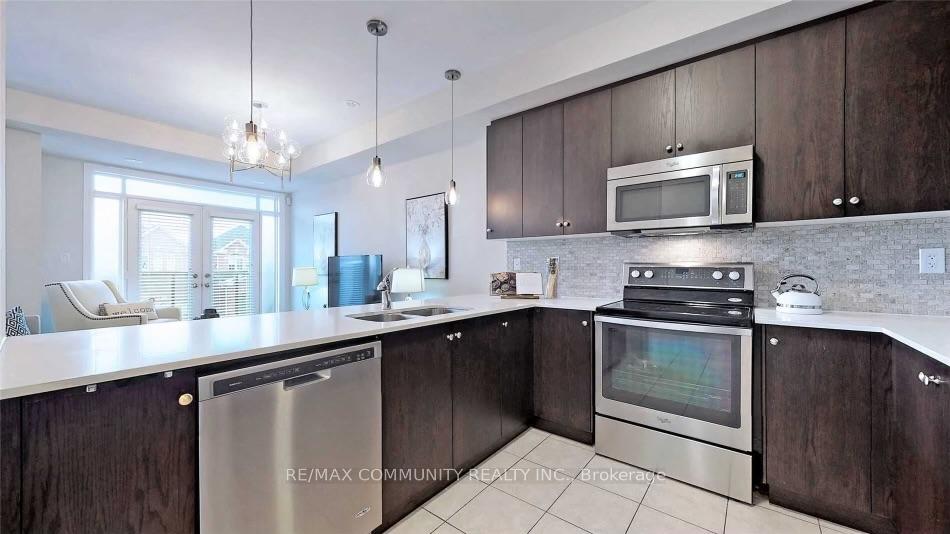 Photo 4 of Unit 5, 125 Kayla Crescent, Vaughan, Maple — HOMEH
