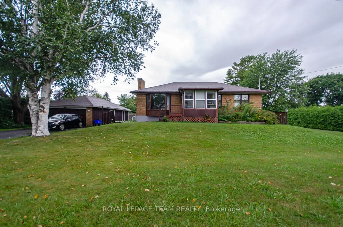 Photo 2 of 20 Brook Lane, Ottawa, Meadowlands/Crestview — HOMEH