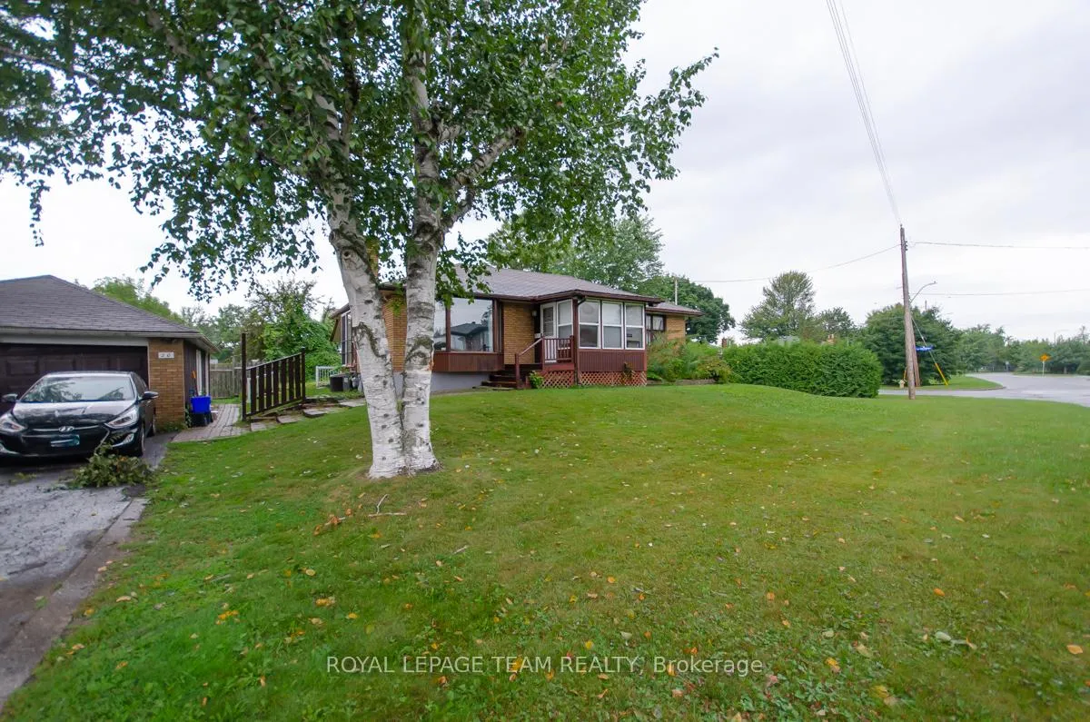 Photo 3 of 20 Brook Lane, Ottawa, Meadowlands/Crestview — HOMEH