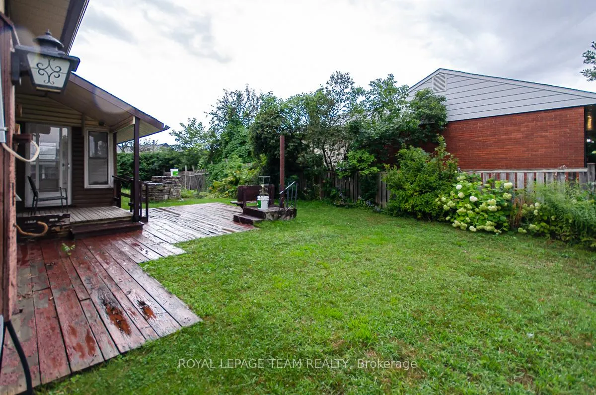 Photo 17 of 20 Brook Lane, Ottawa, Meadowlands/Crestview — HOMEH