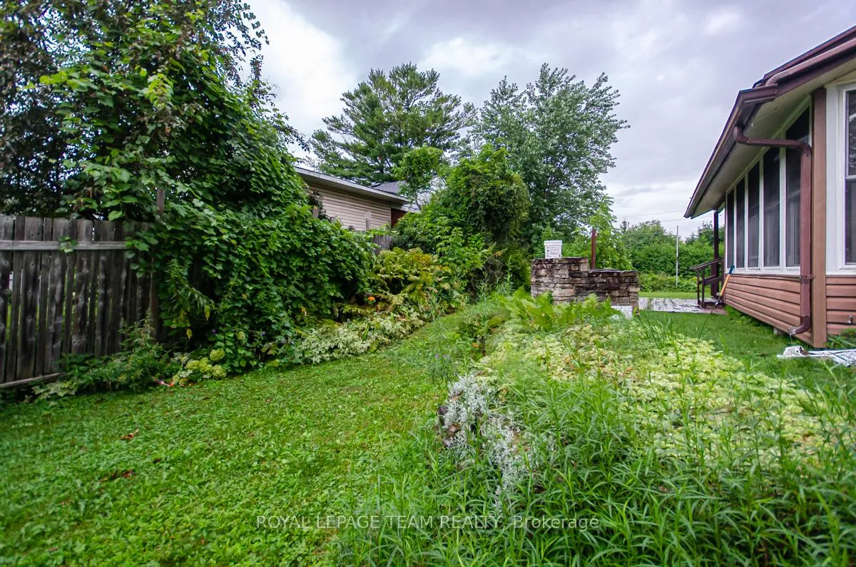 Photo 18 of 20 Brook Lane, Ottawa, Meadowlands/Crestview — HOMEH