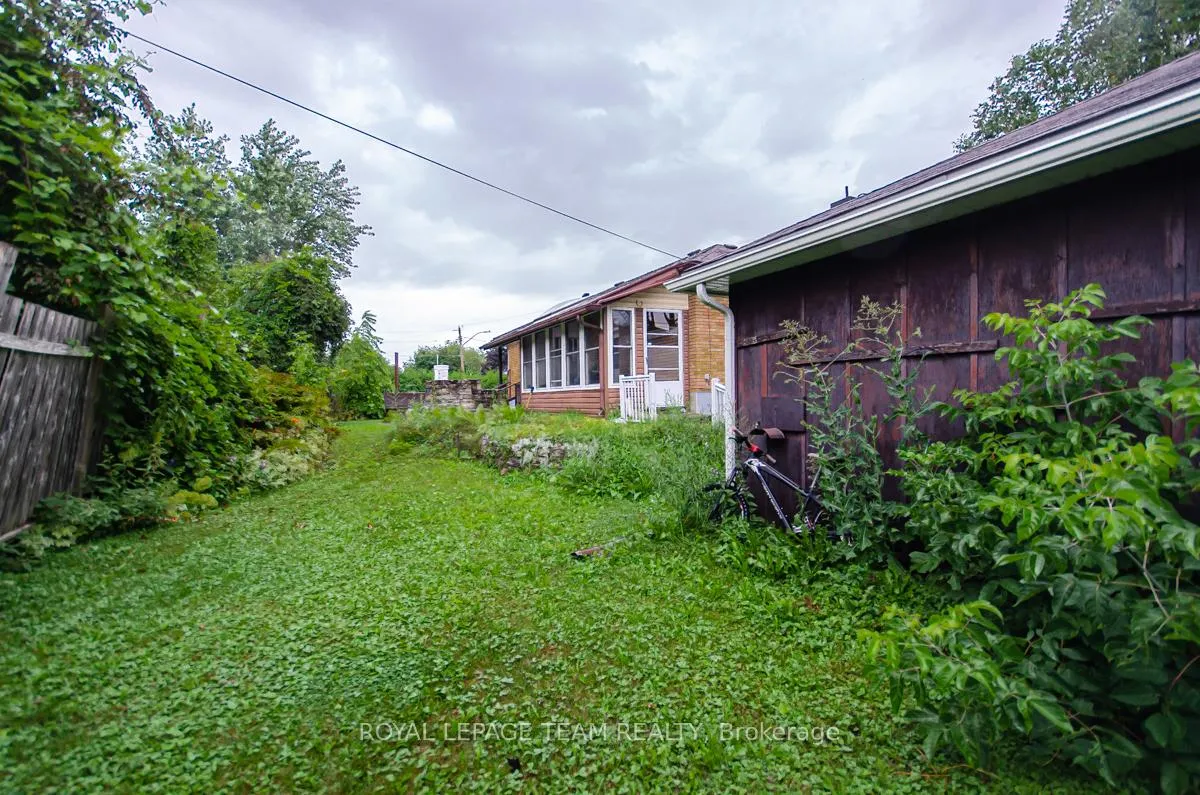 Photo 19 of 20 Brook Lane, Ottawa, Meadowlands/Crestview — HOMEH