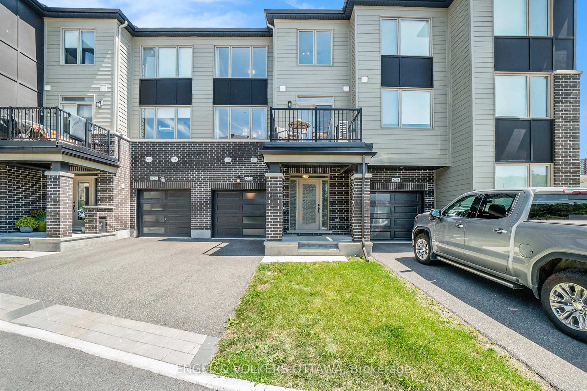 Front of 827 Kiniw Private