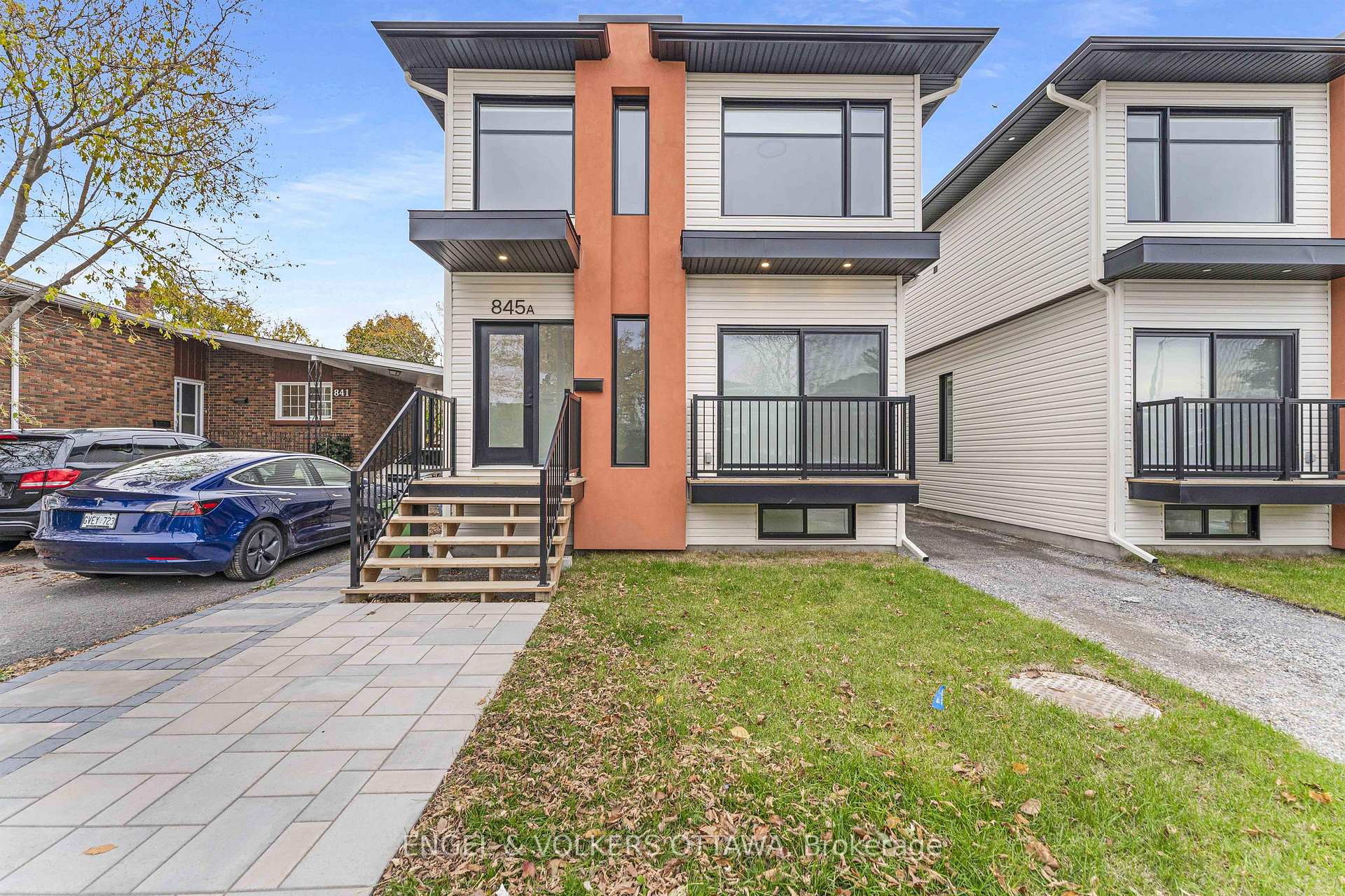 Front of Unit D, 847 Woodroffe Avenue