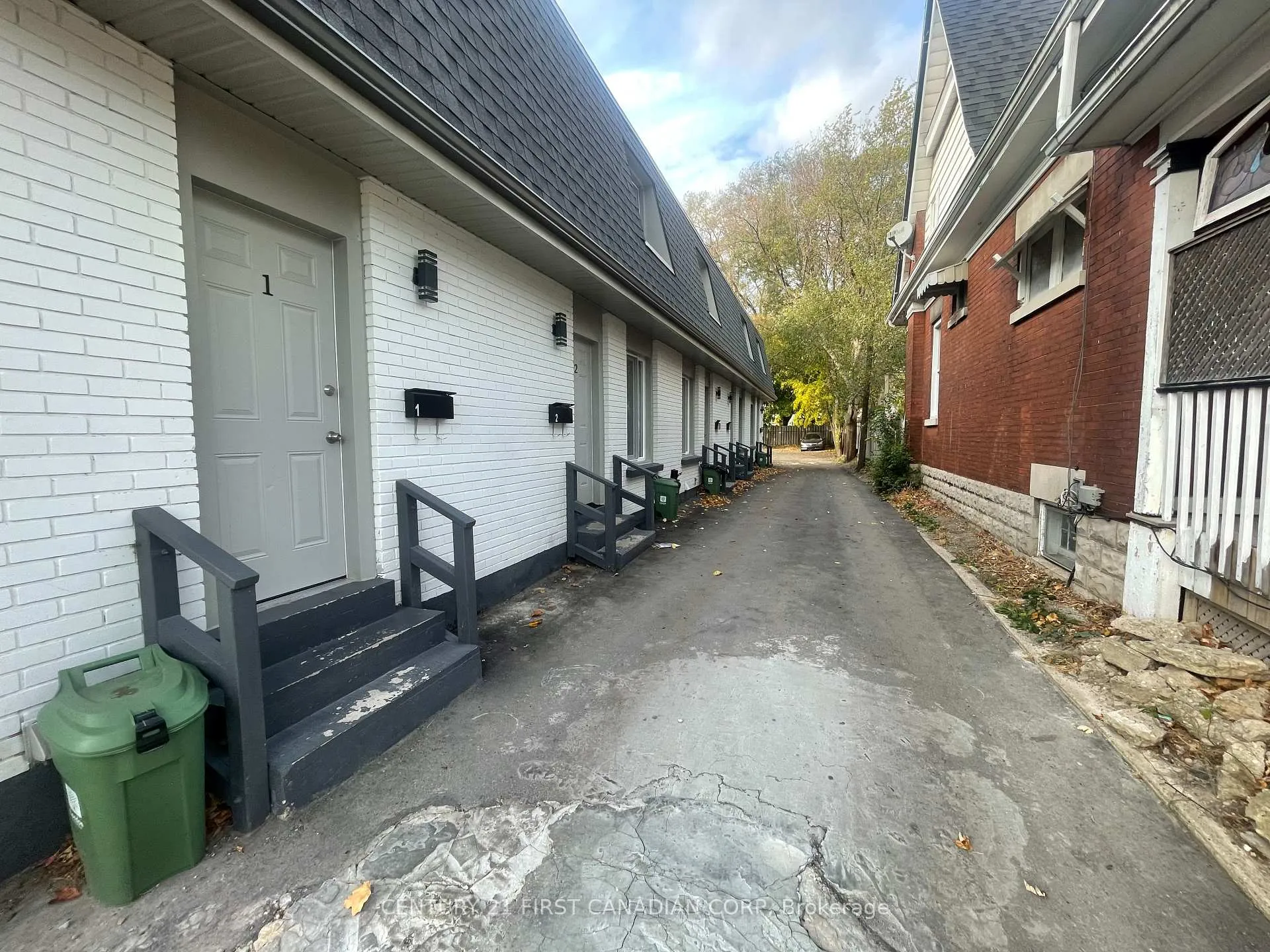 Front of Unit 2, 292 Simcoe Street